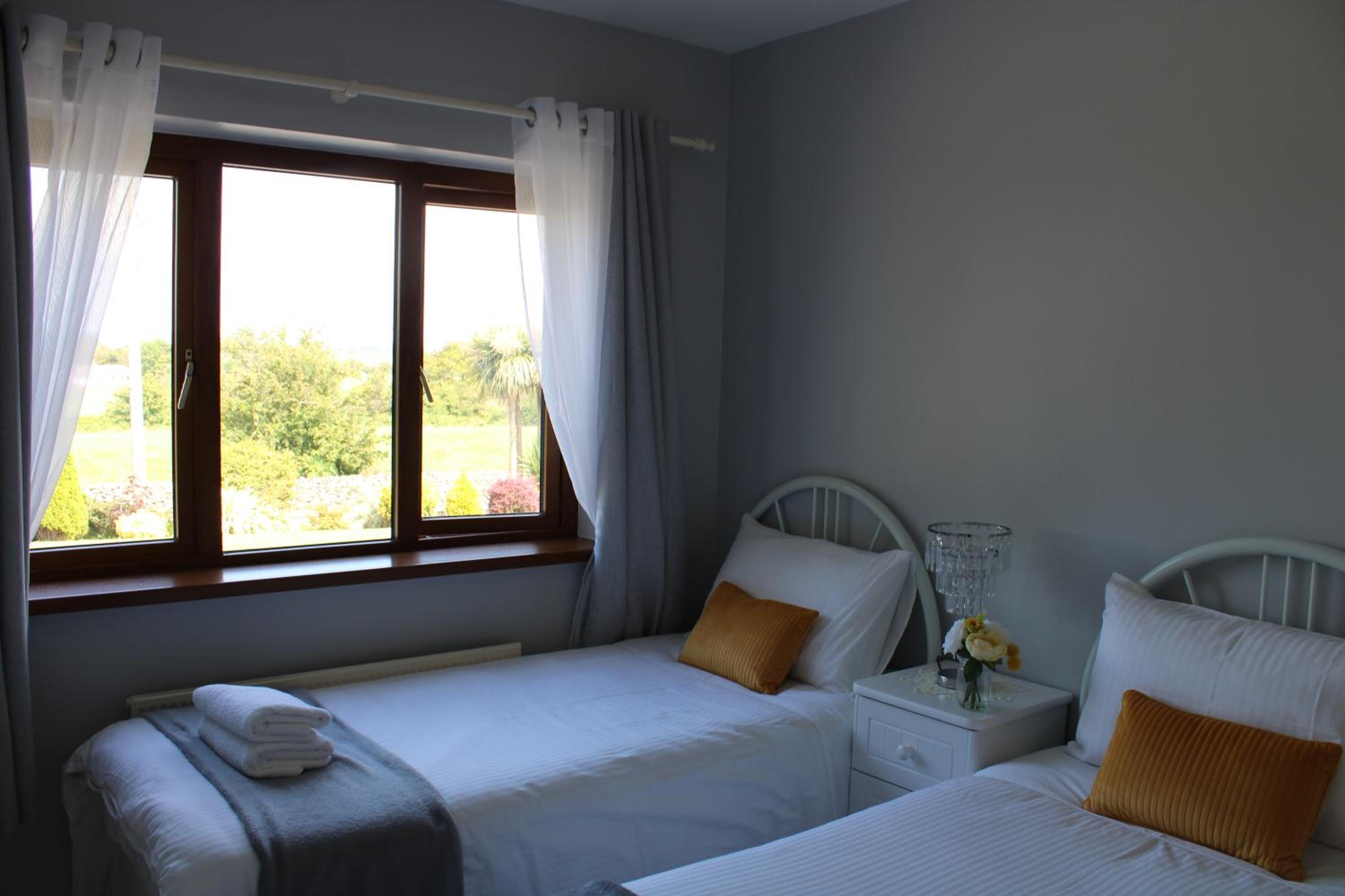 Twin Room with Private Bathroom photo 1