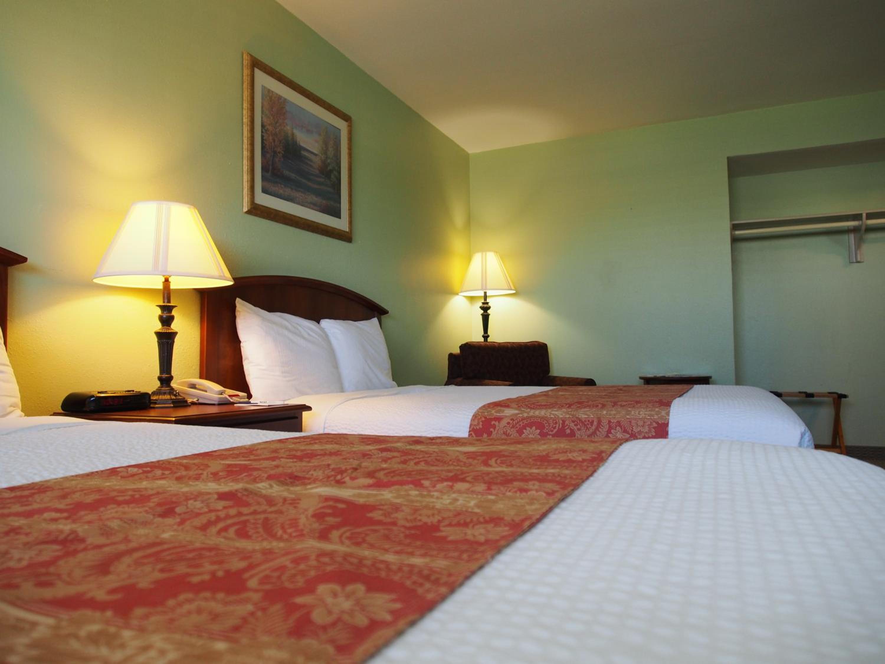 Queen Room with Two Queen Beds - Non-Smoking Pet Friendly - Photo 6