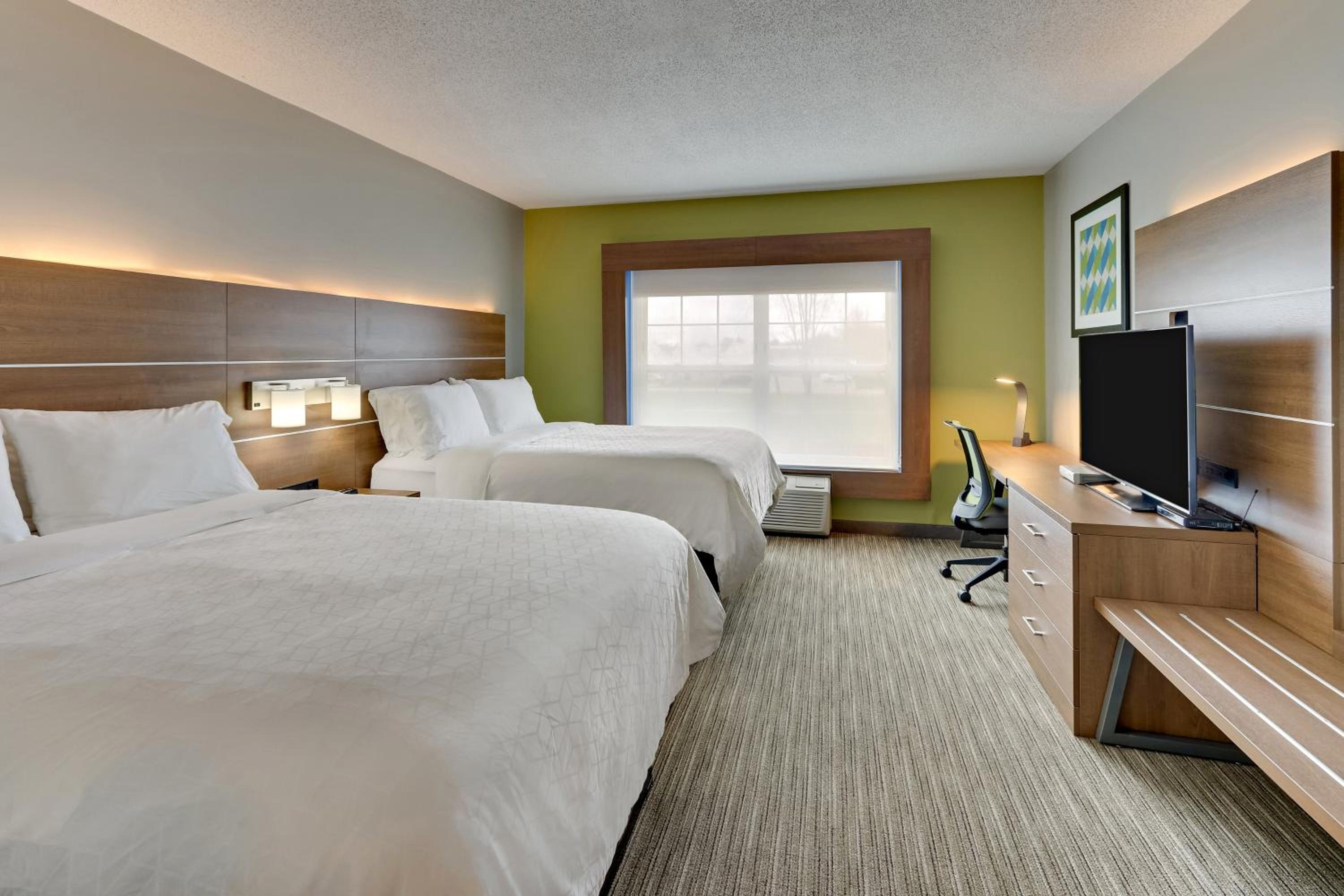 Standard Room with Two Queen Beds - Photo 5