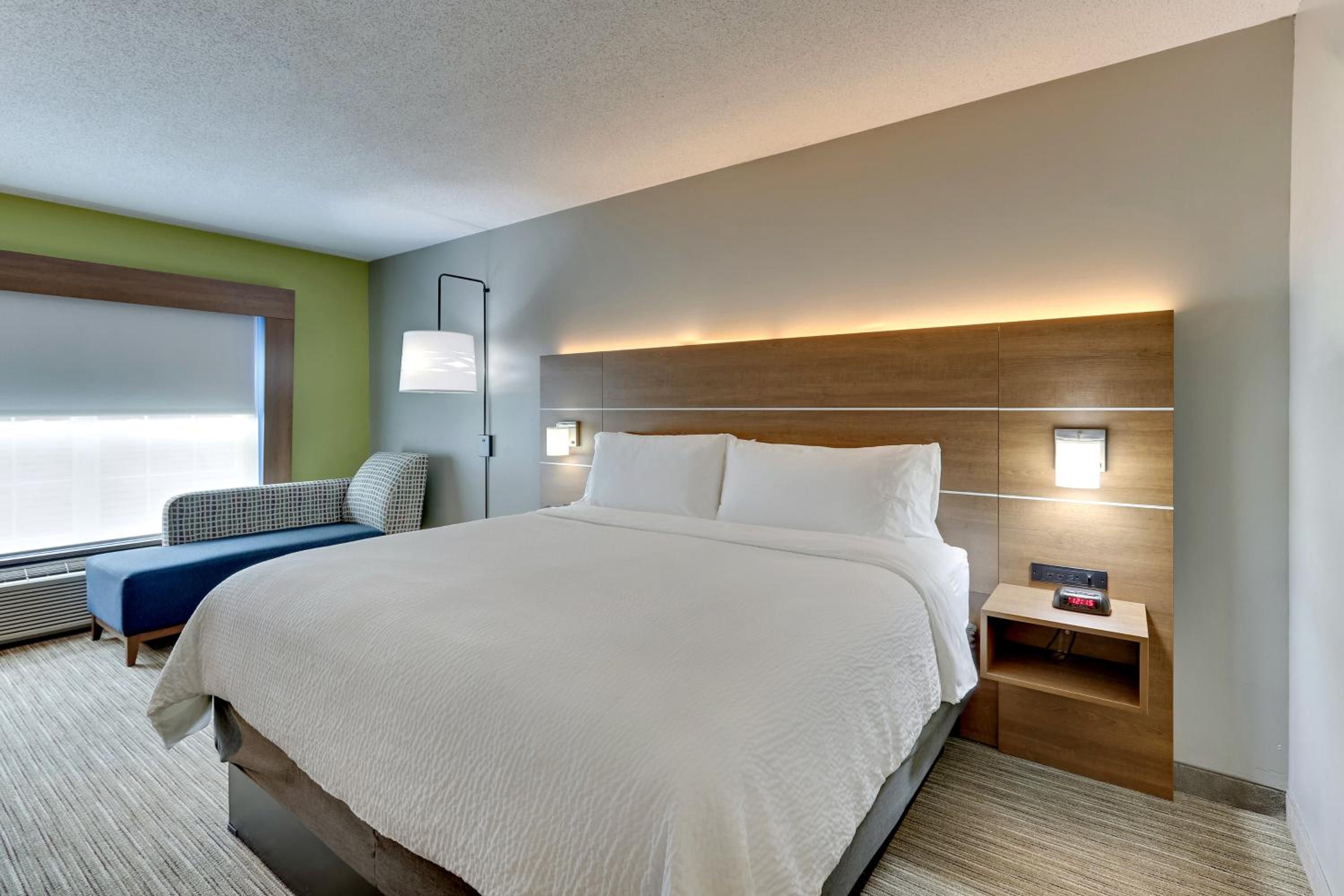 One-Bedroom Suite with Jetted Tub - Photo 1