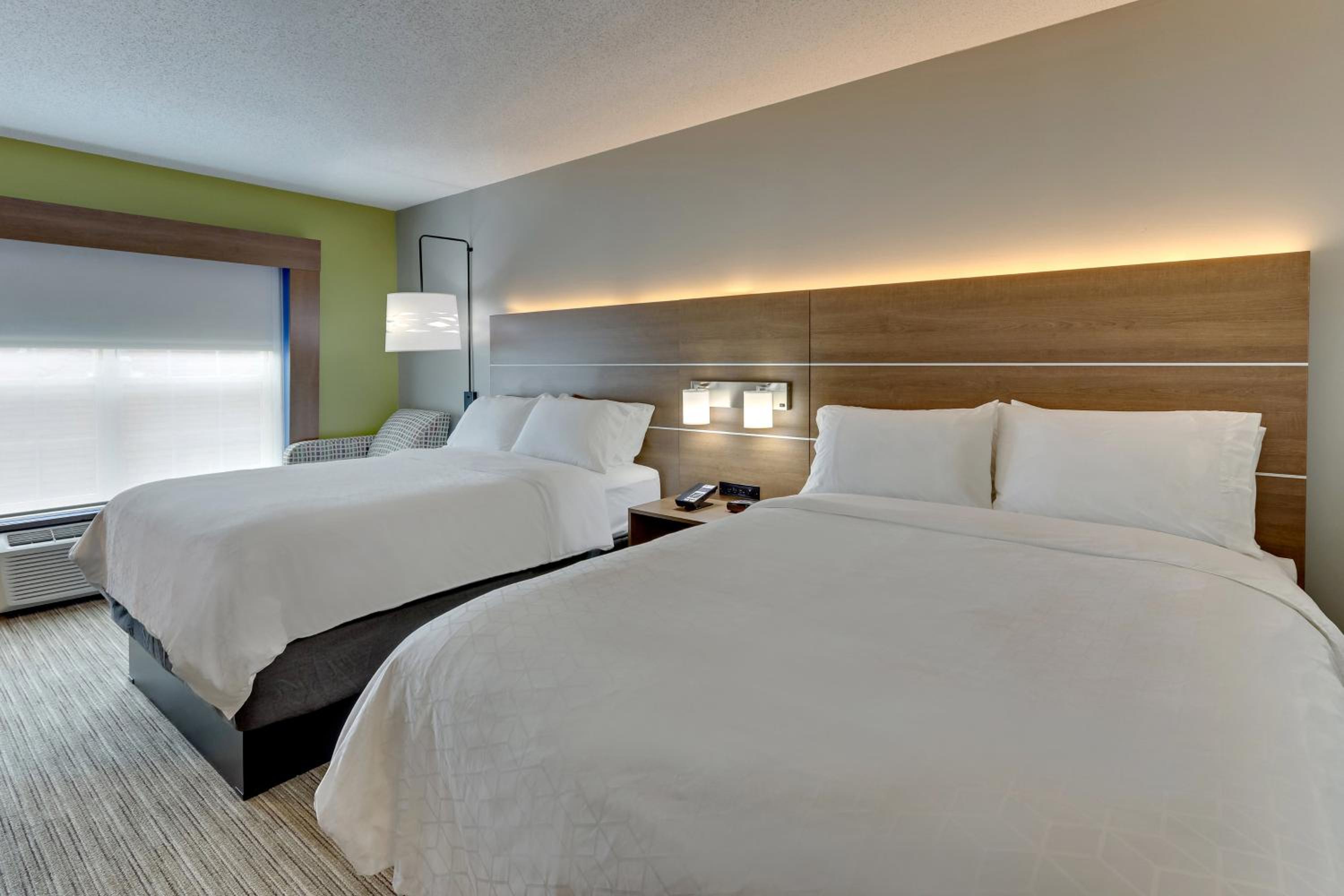 Standard Room with Two Queen Beds - Photo 2
