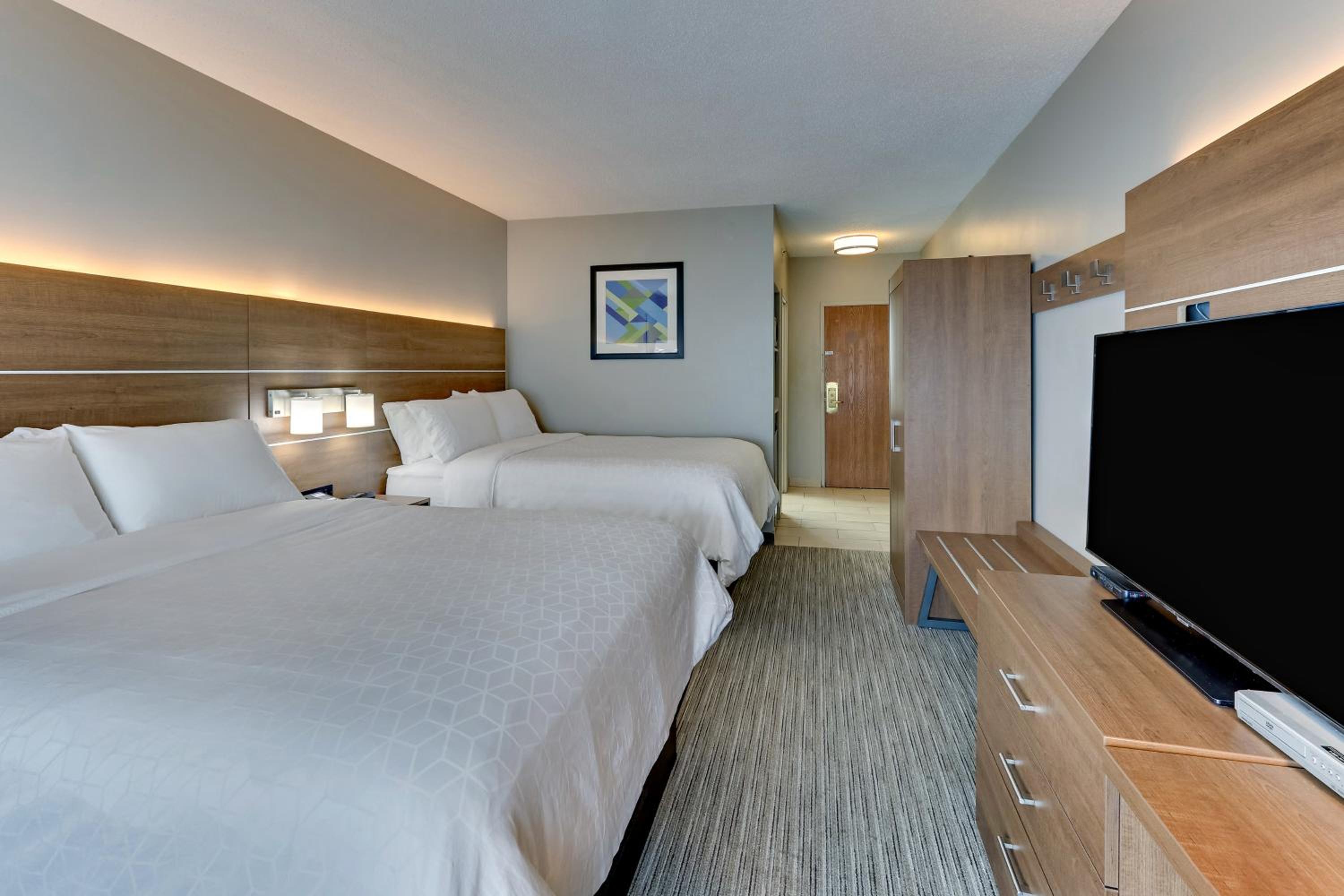 Standard Room with Two Queen Beds - Photo 1