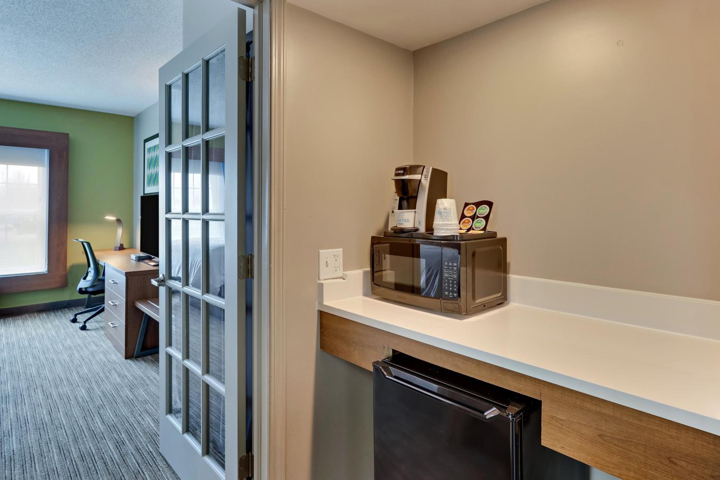 One-Bedroom Suite with Jetted Tub - Photo 2