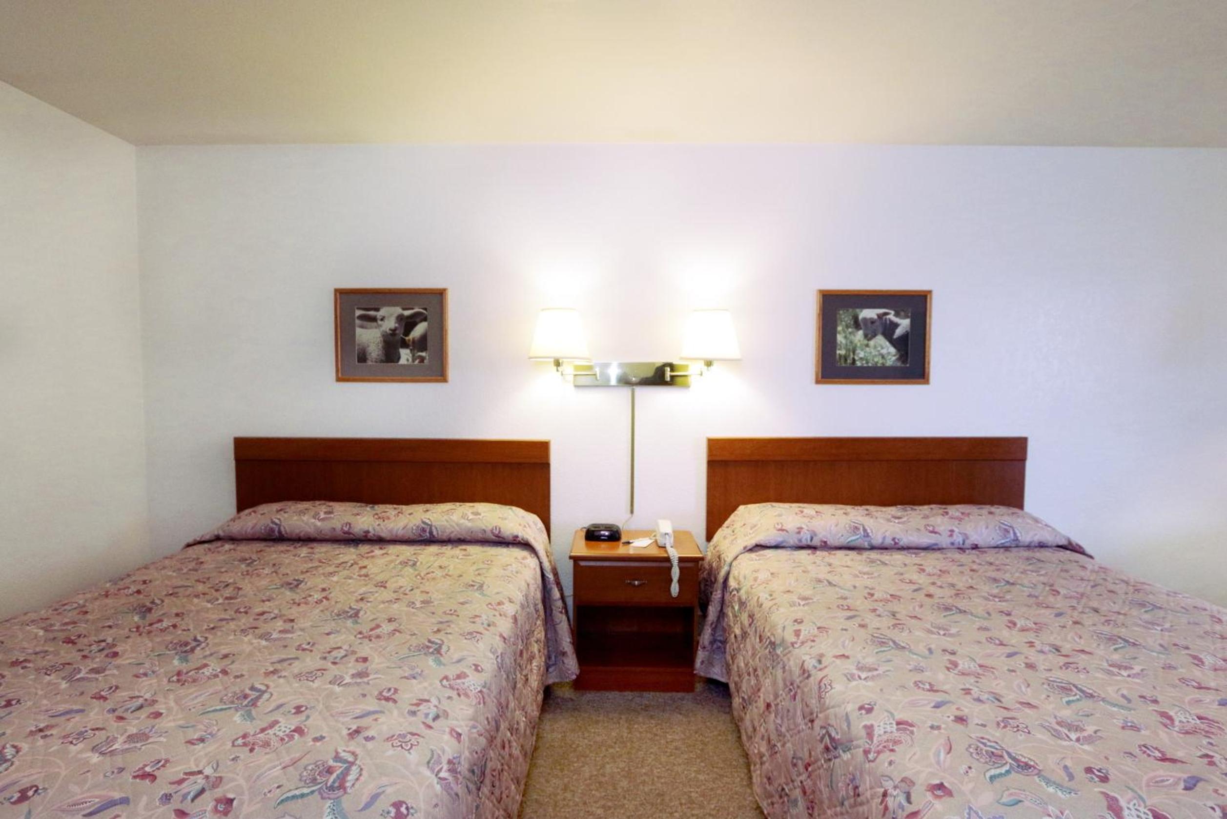 Queen Room with Two Queen Beds photo 3