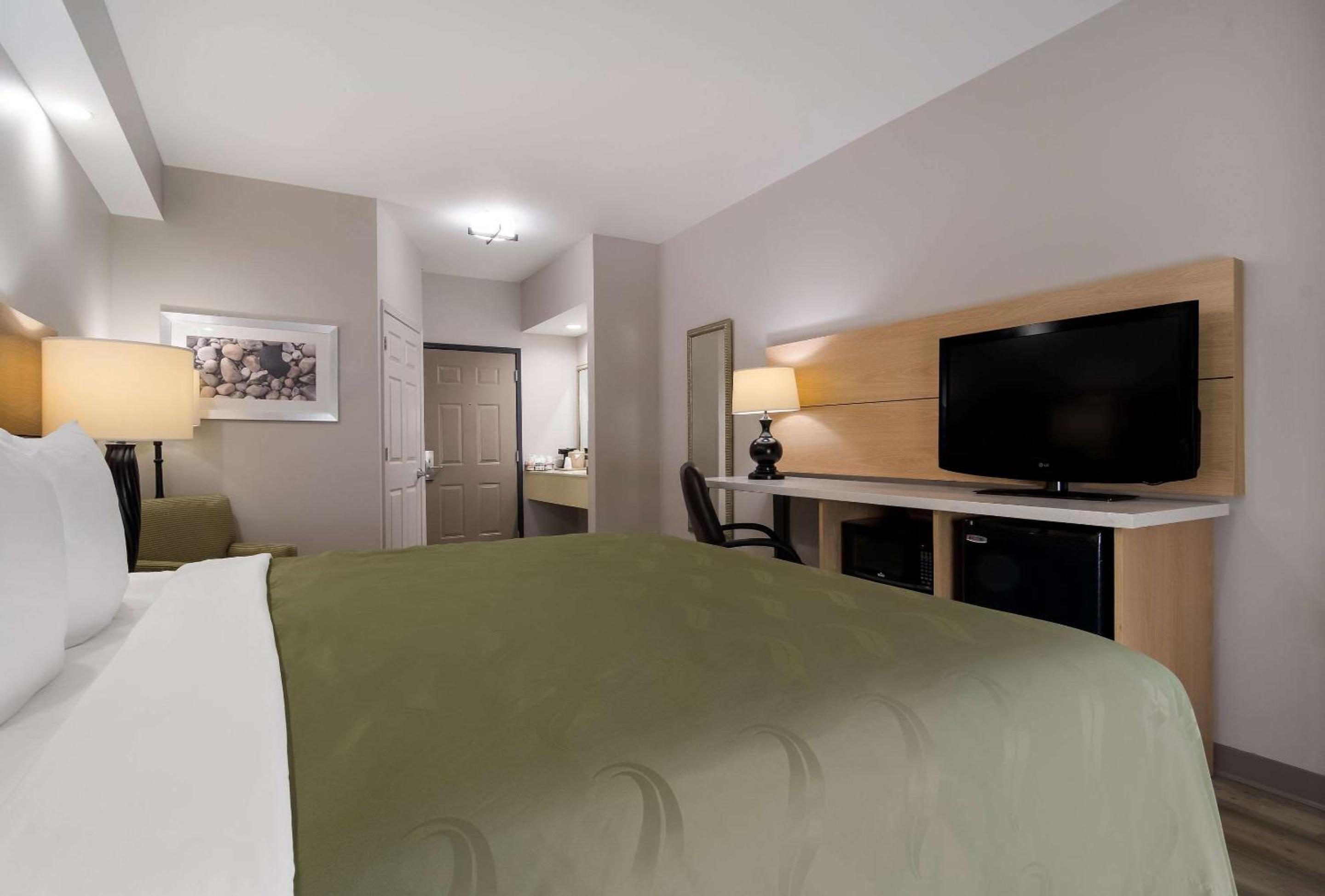 King Room - Non-Smoking - Photo 3