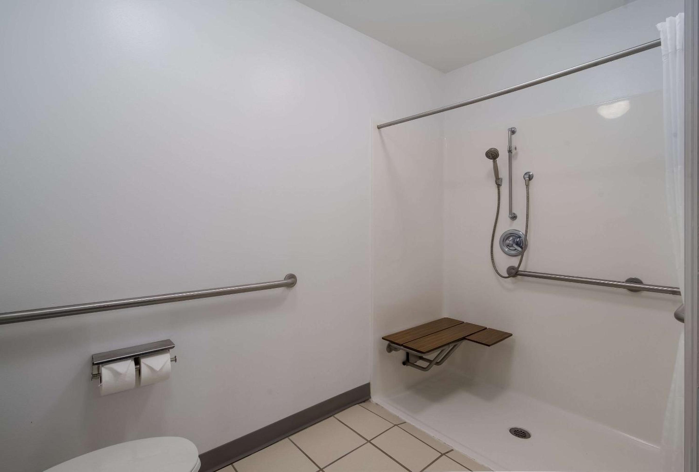 Queen Room with Two Queen Beds - Accessible/Non-Smoking  - Photo 7
