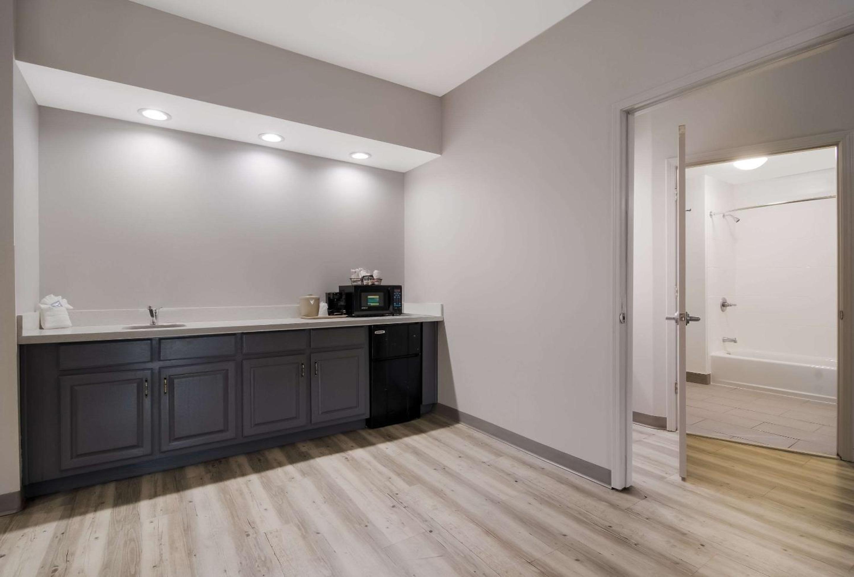 King Suite - Non-Smoking - Photo 10