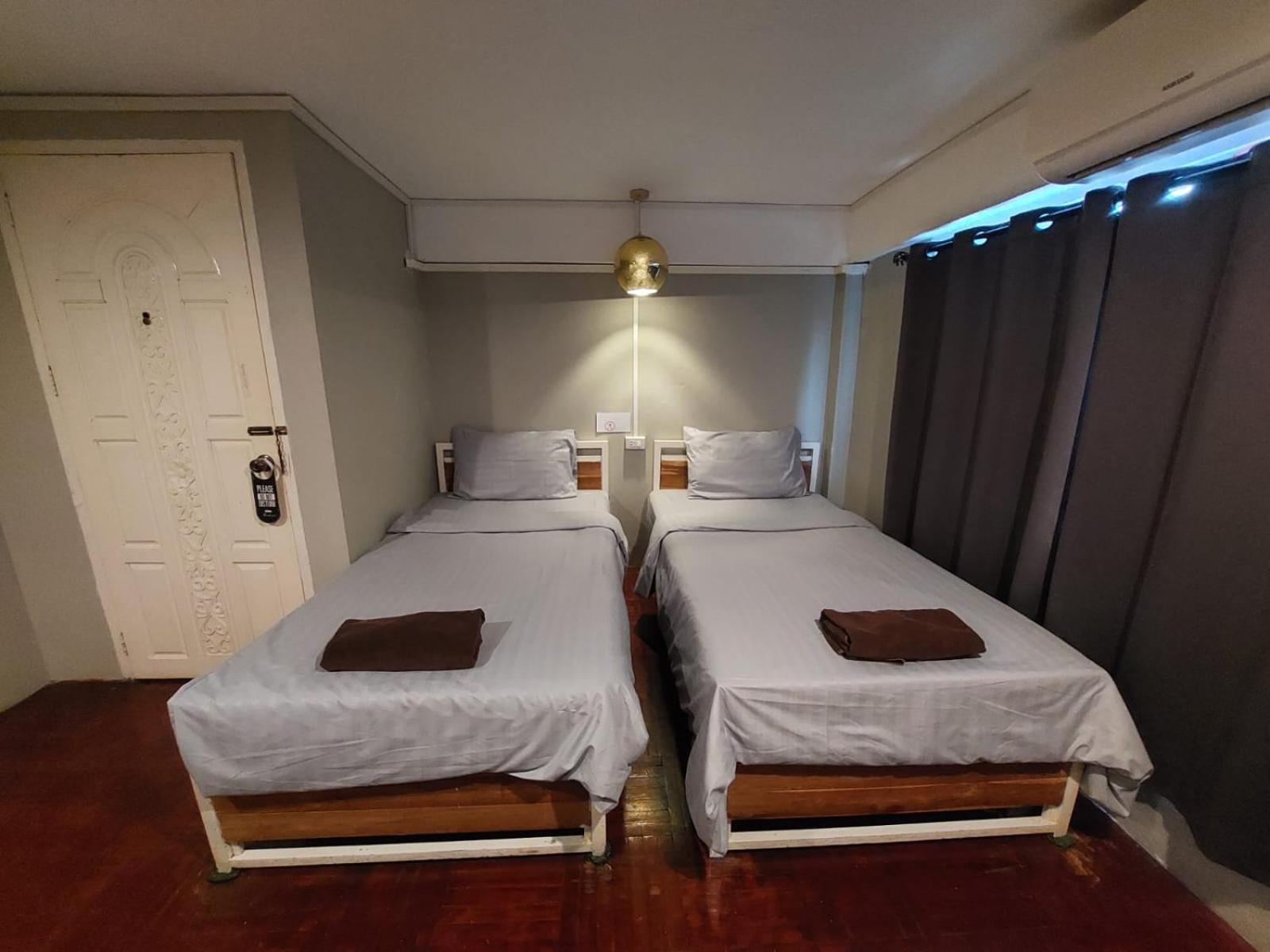 Standard Twin Room with Shared Bathroom photo 2