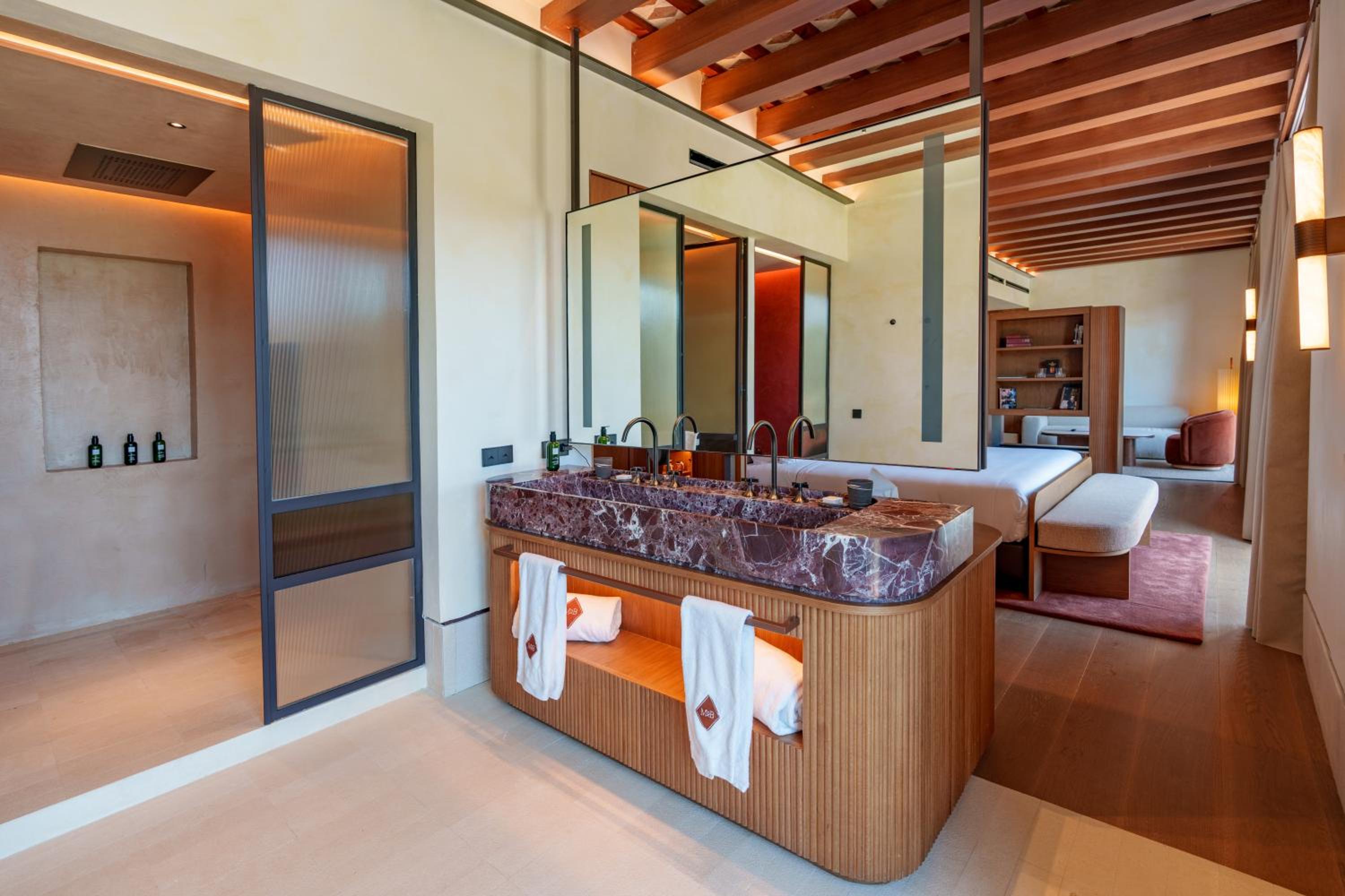 Suite - Photo 11