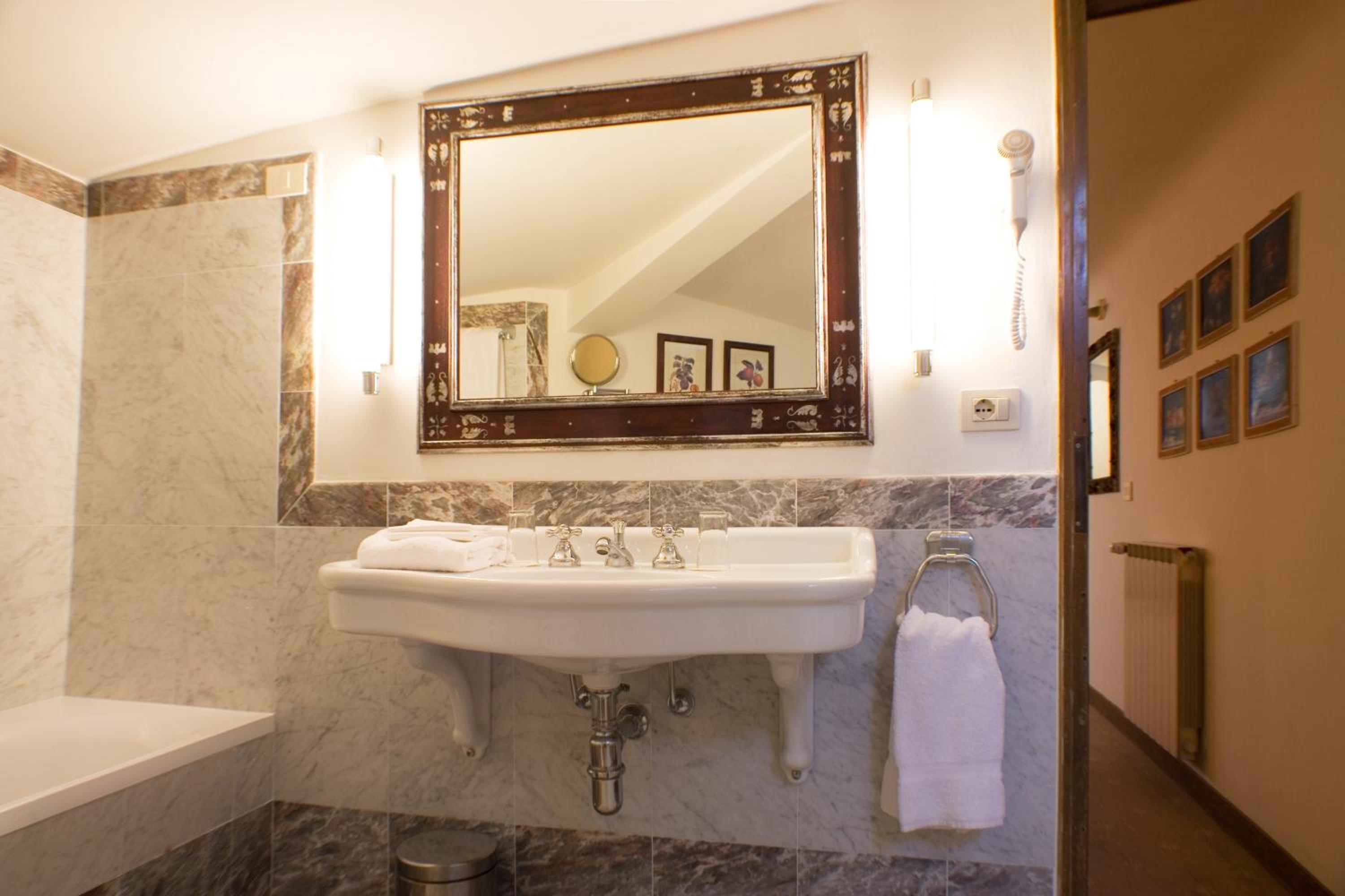 Deluxe Double or Twin Room with Balcony photo 2