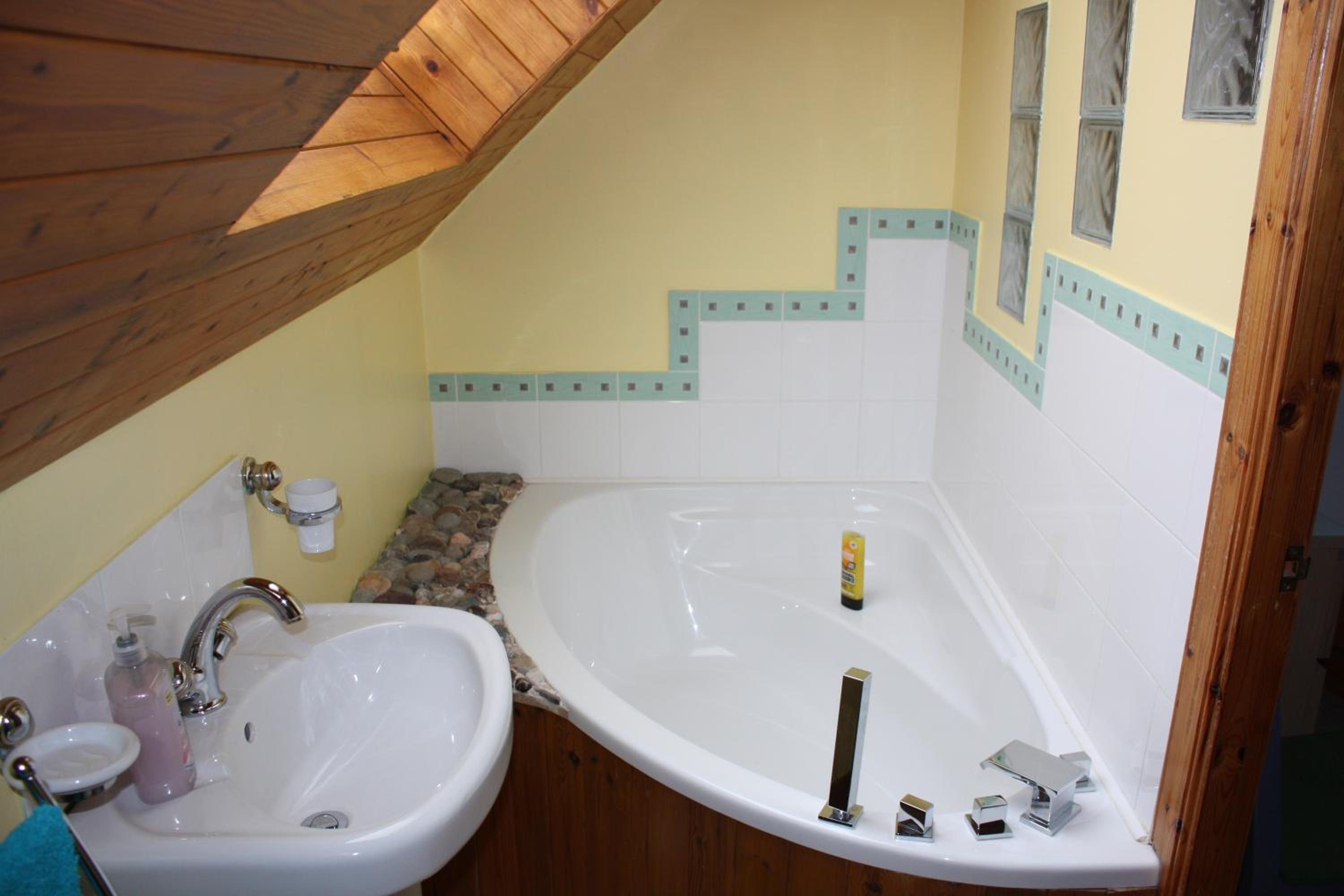 Twin Room with Private Bathroom photo 2
