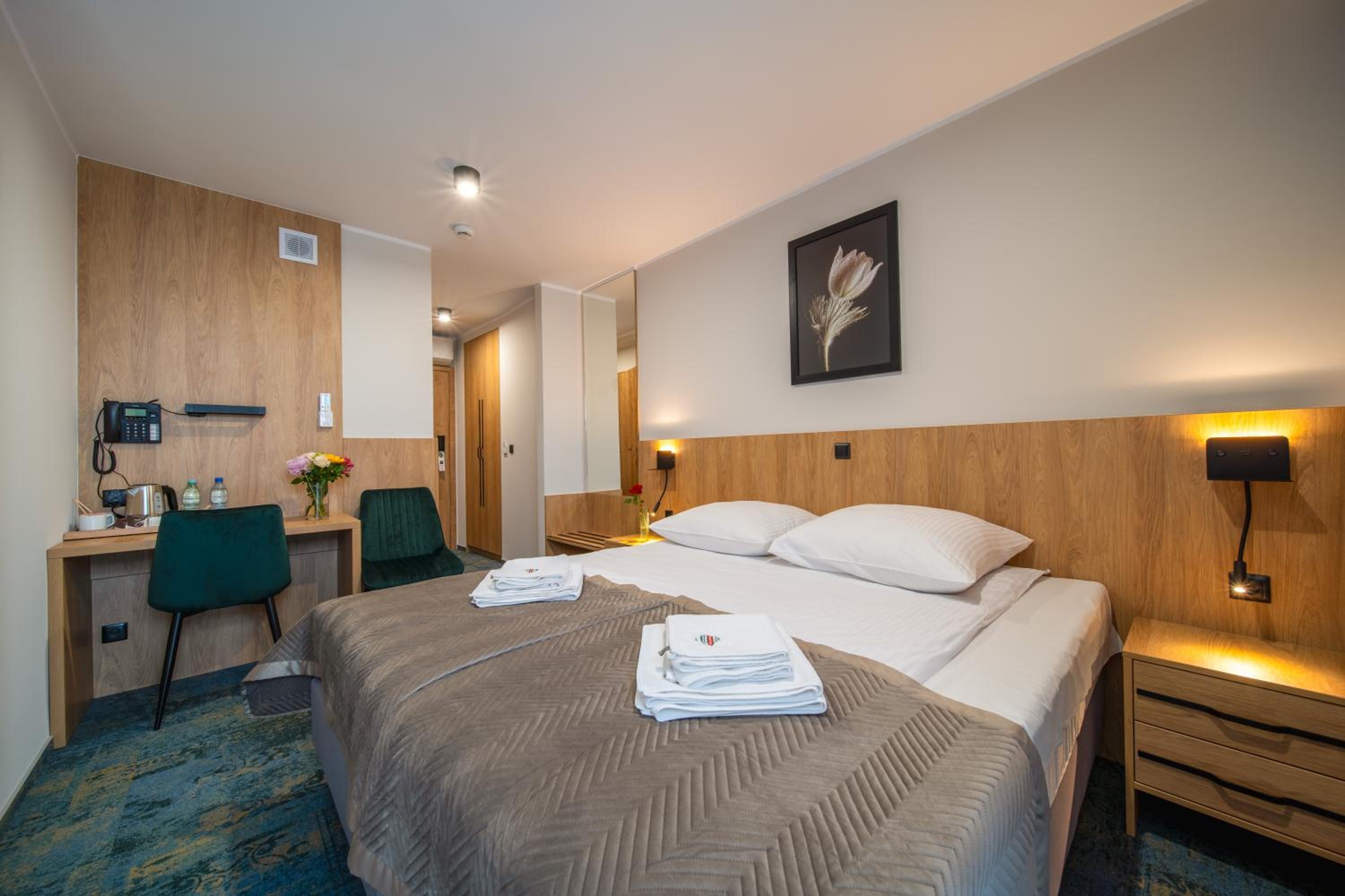 Deluxe Double Room with Shower - Photo 6