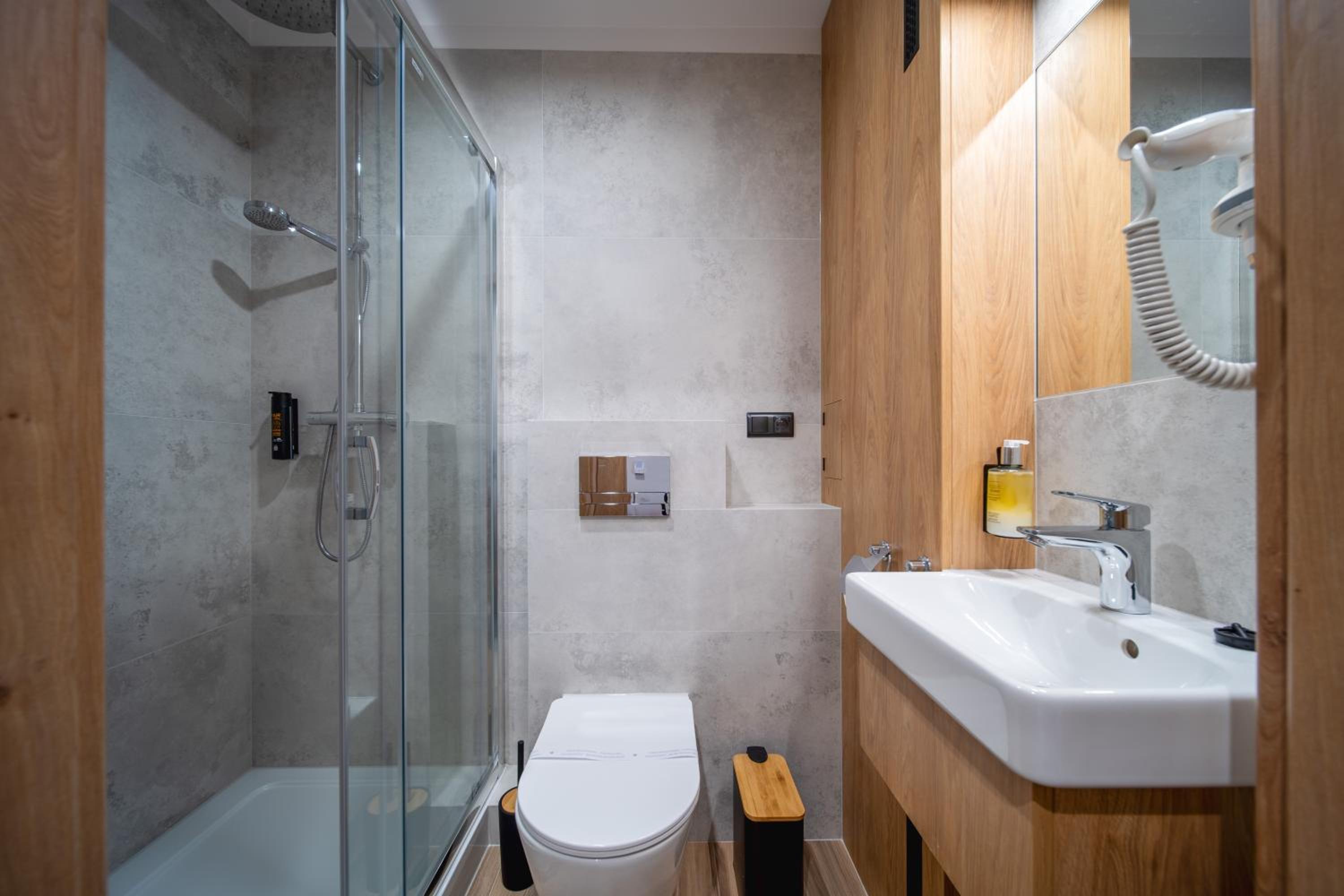 Deluxe Double Room with Shower - Photo 4