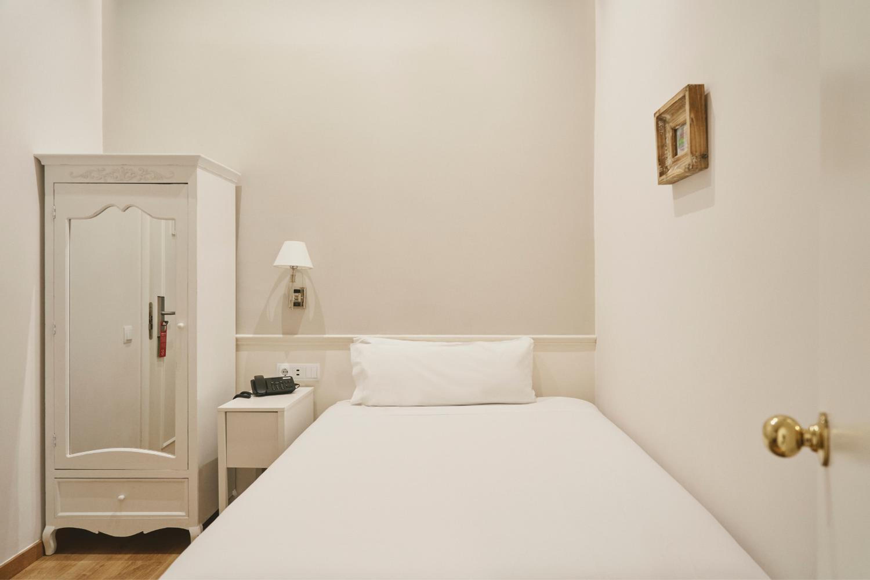 Single Room photo 3