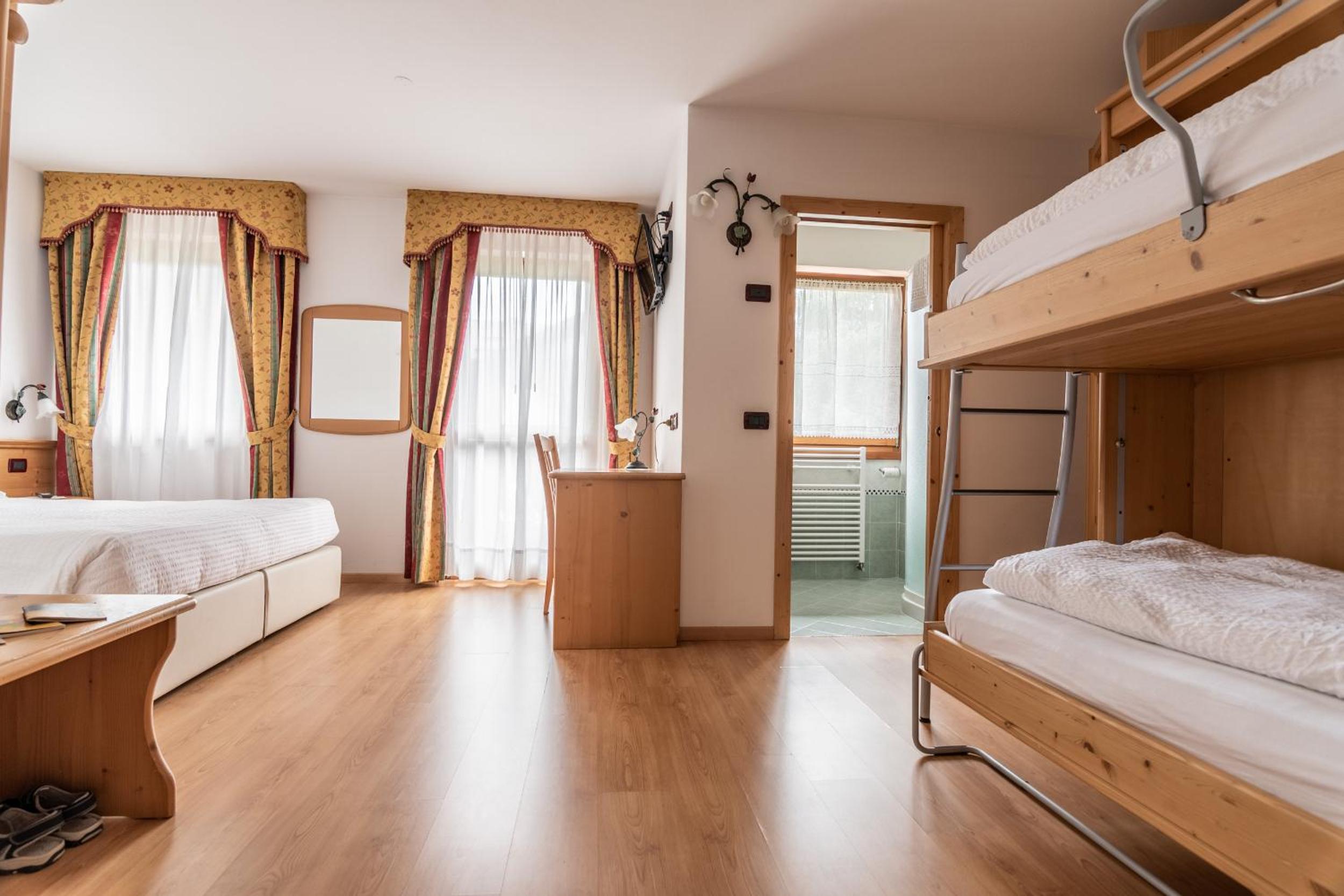 Standard Quadruple Room - Photo 5