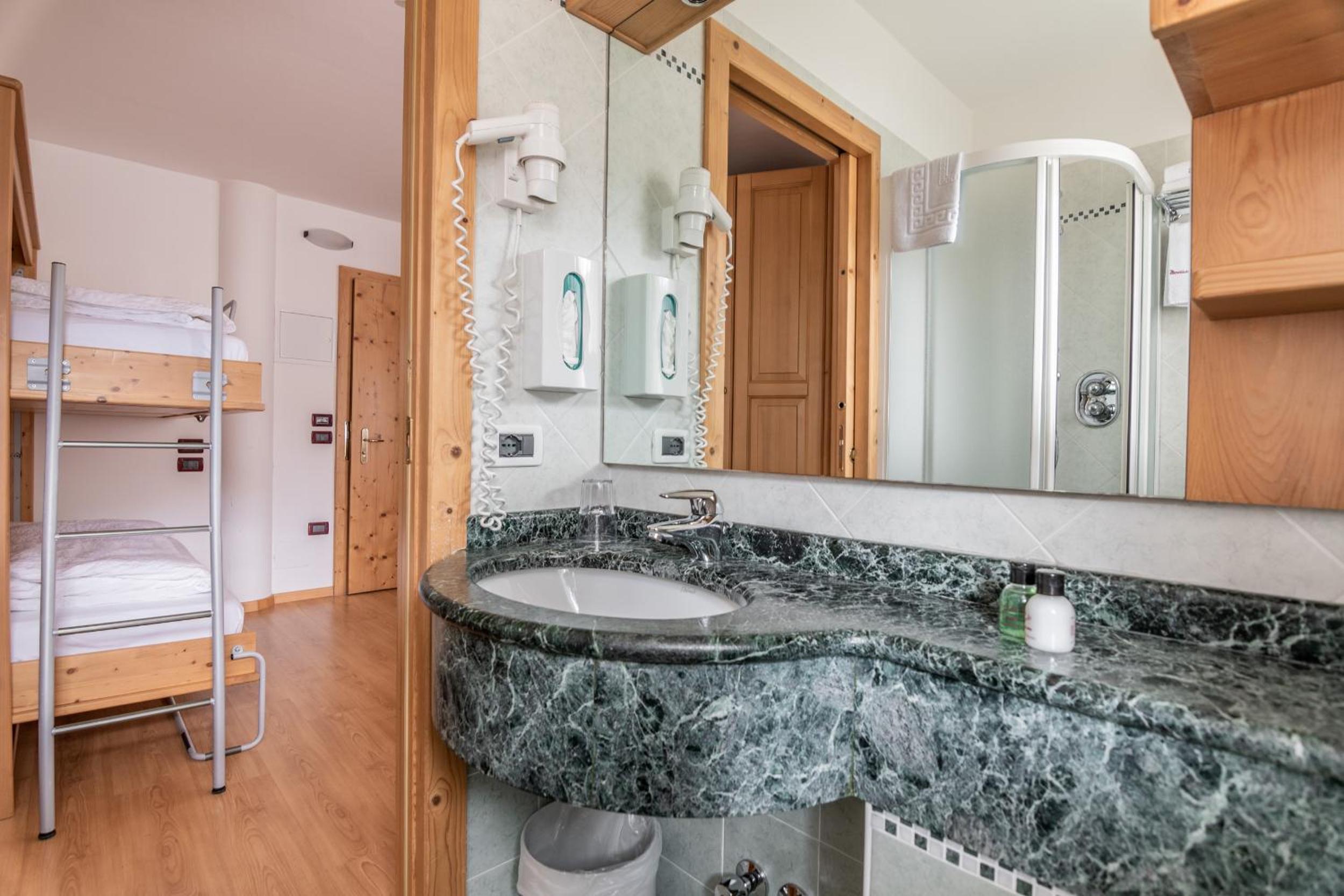 Standard Quadruple Room - Photo 4