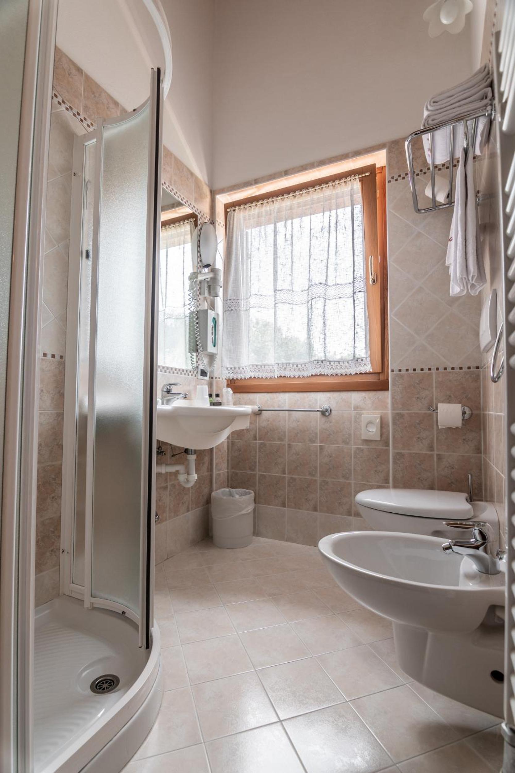 Standard Double or Twin Room - Photo 2