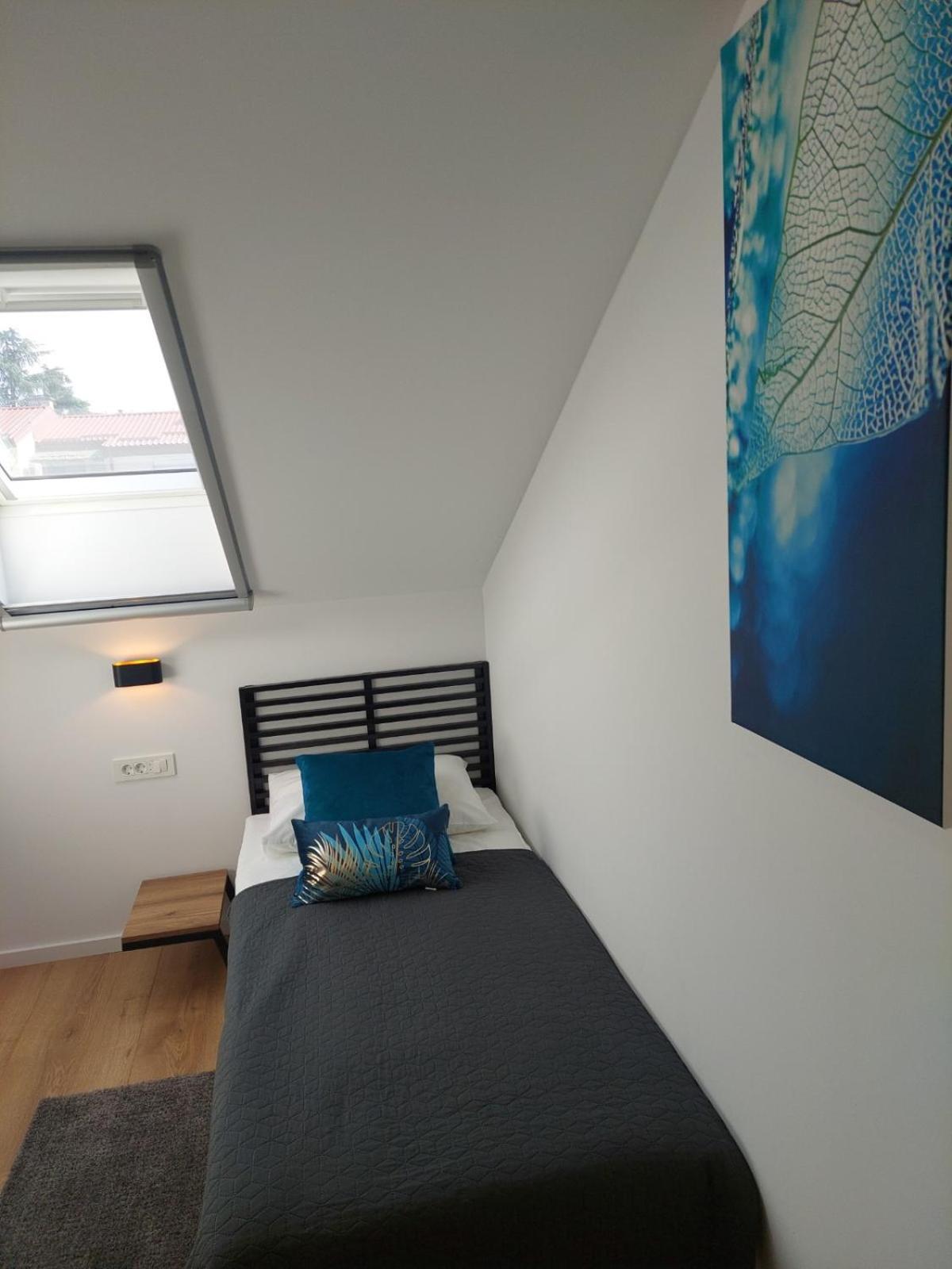 Single Room with Bathroom photo 2