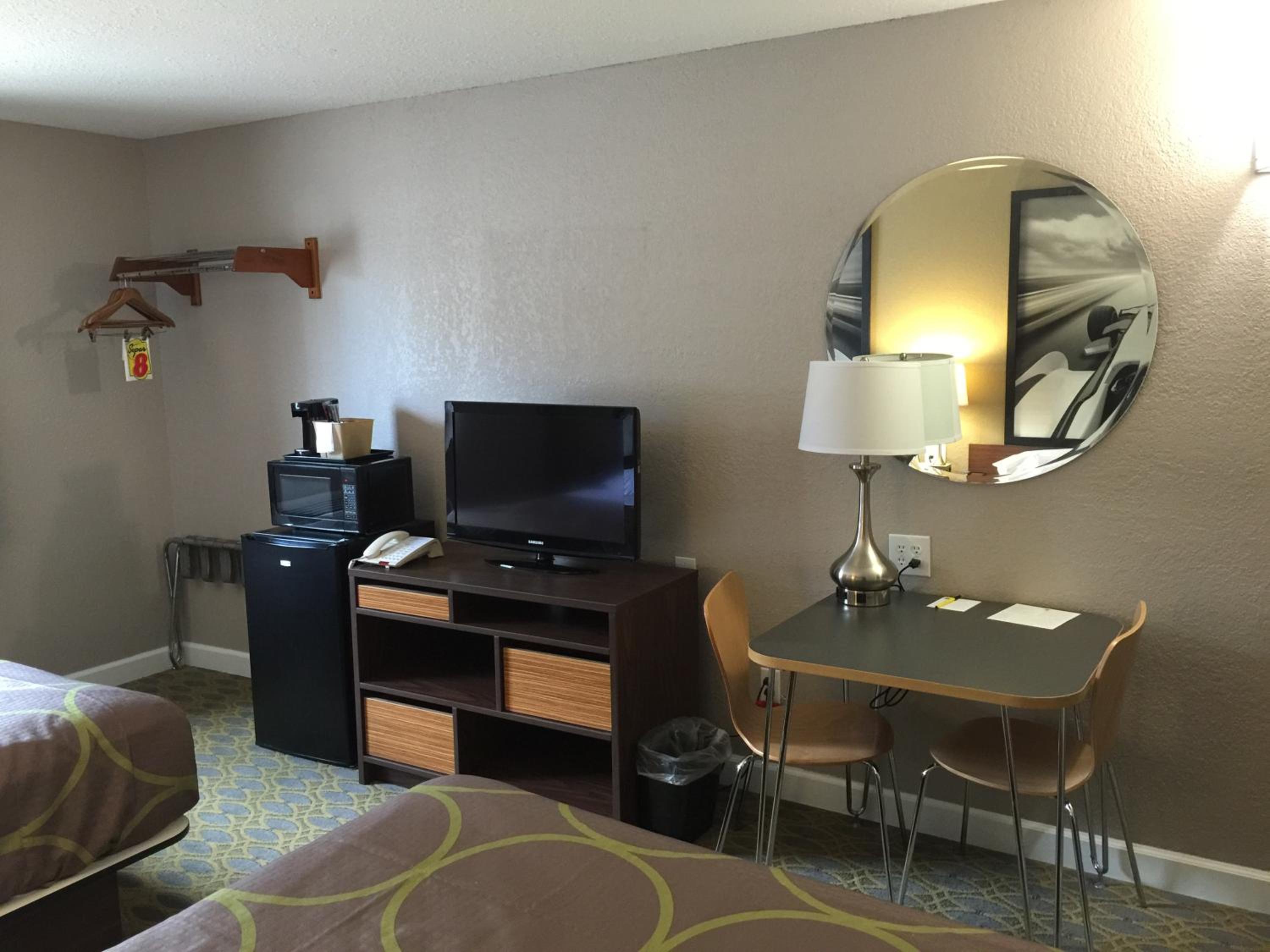 1 Queen Bed, Mobility Accessible Room, Bathtub W/ Grab Bars, Non-Smoking photo 1
