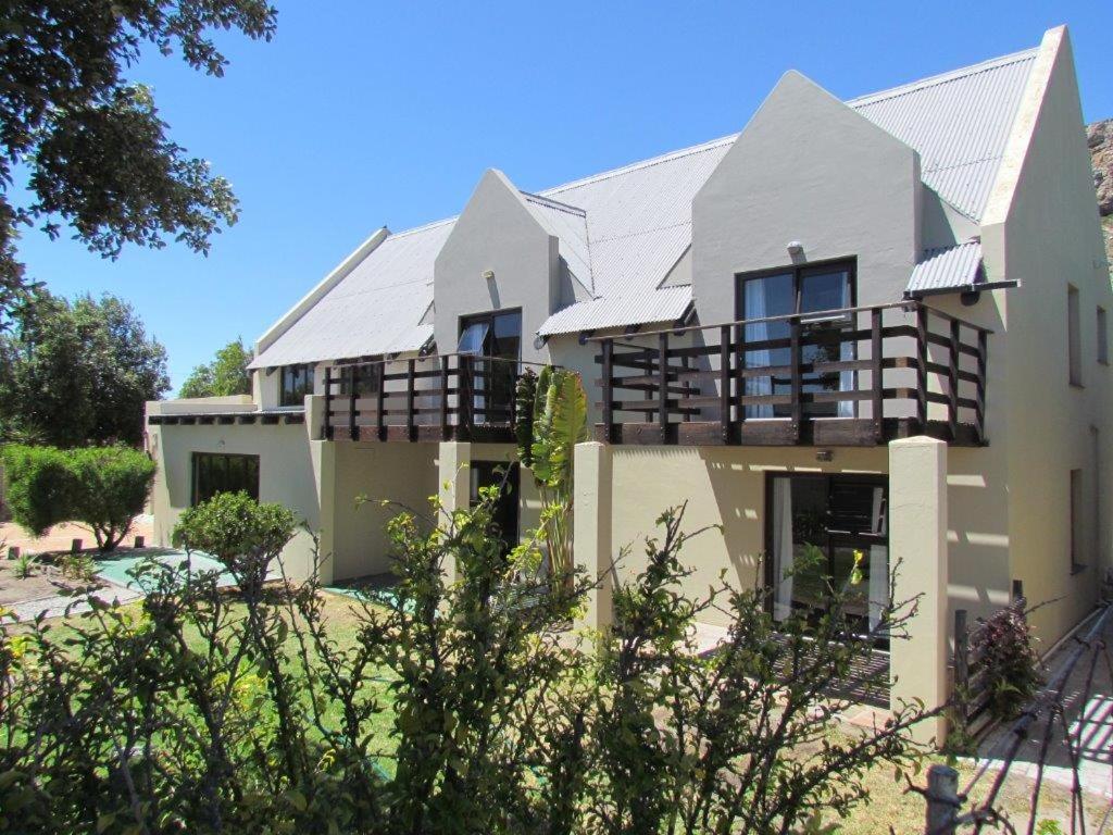 Six-Bedroom House photo 3