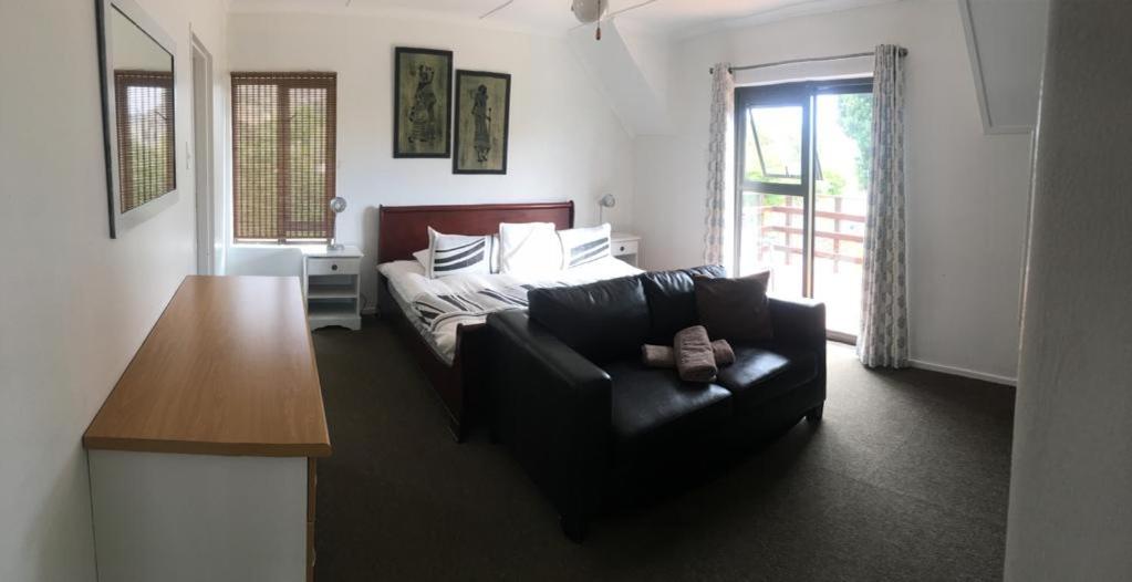 Six-Bedroom House photo 1