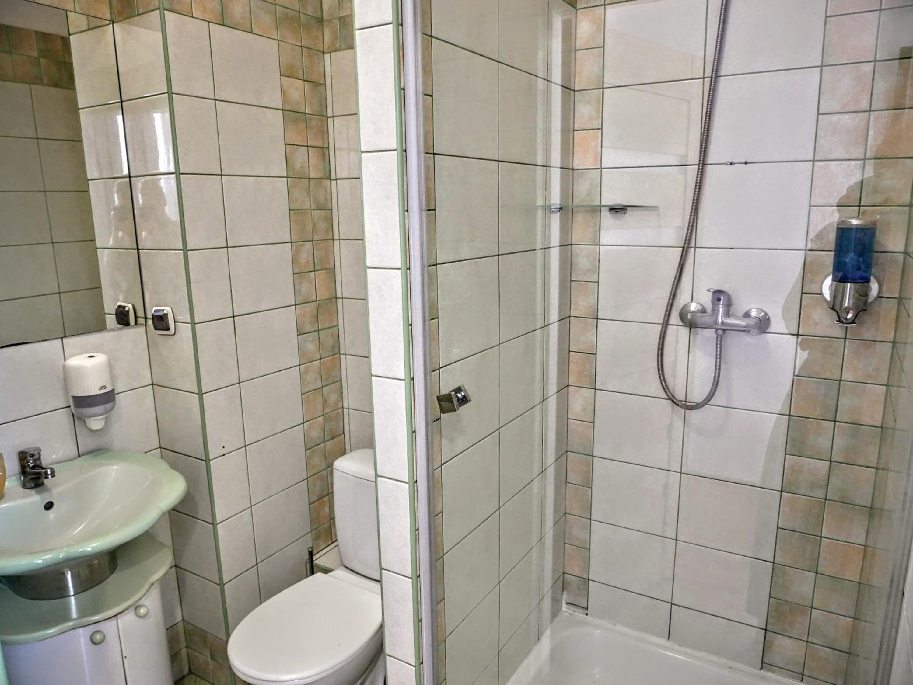 Standard Quadruple Room with Private Bathroom  - Photo 2