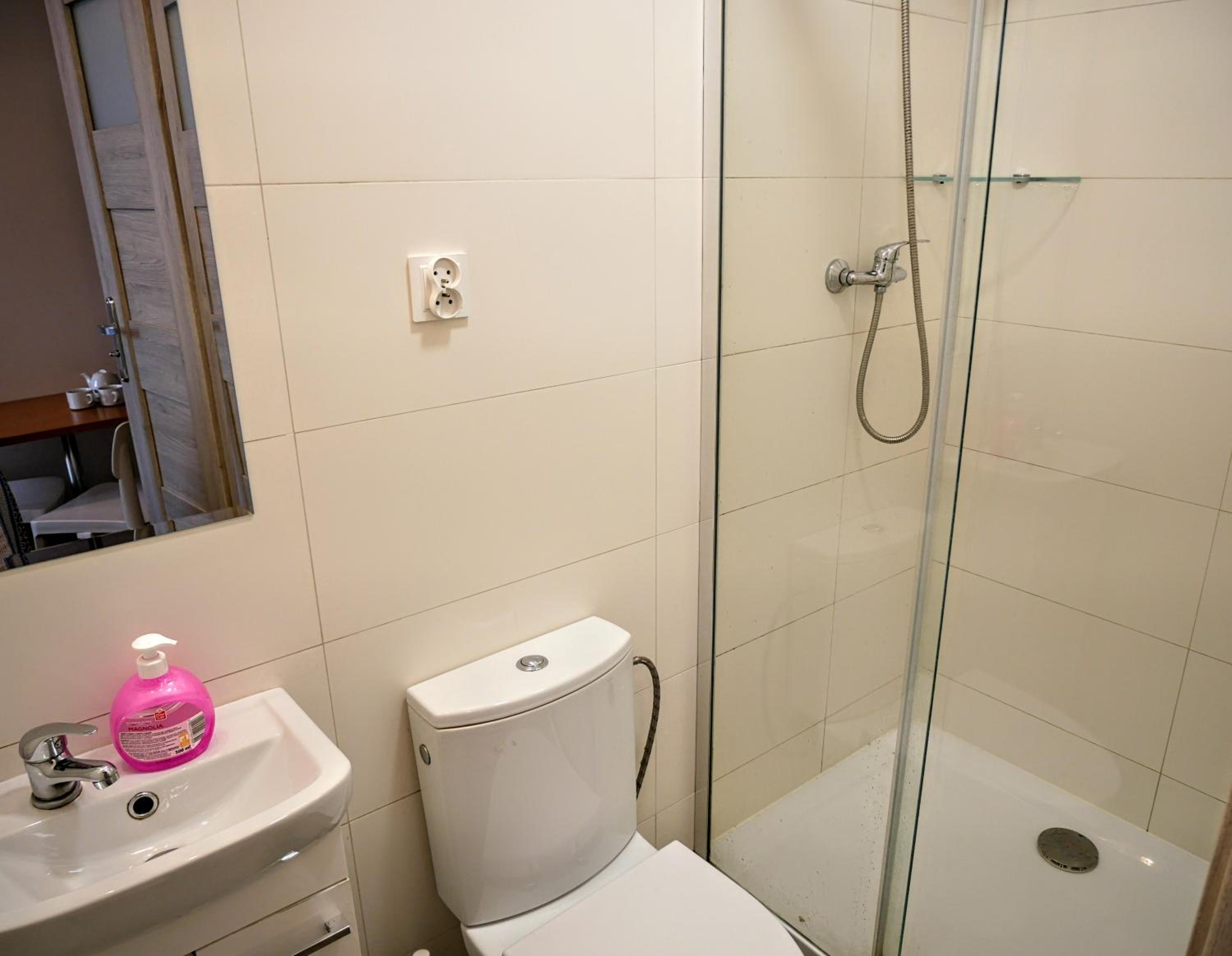 Standard Triple Room with Private Bathroom - Photo 3