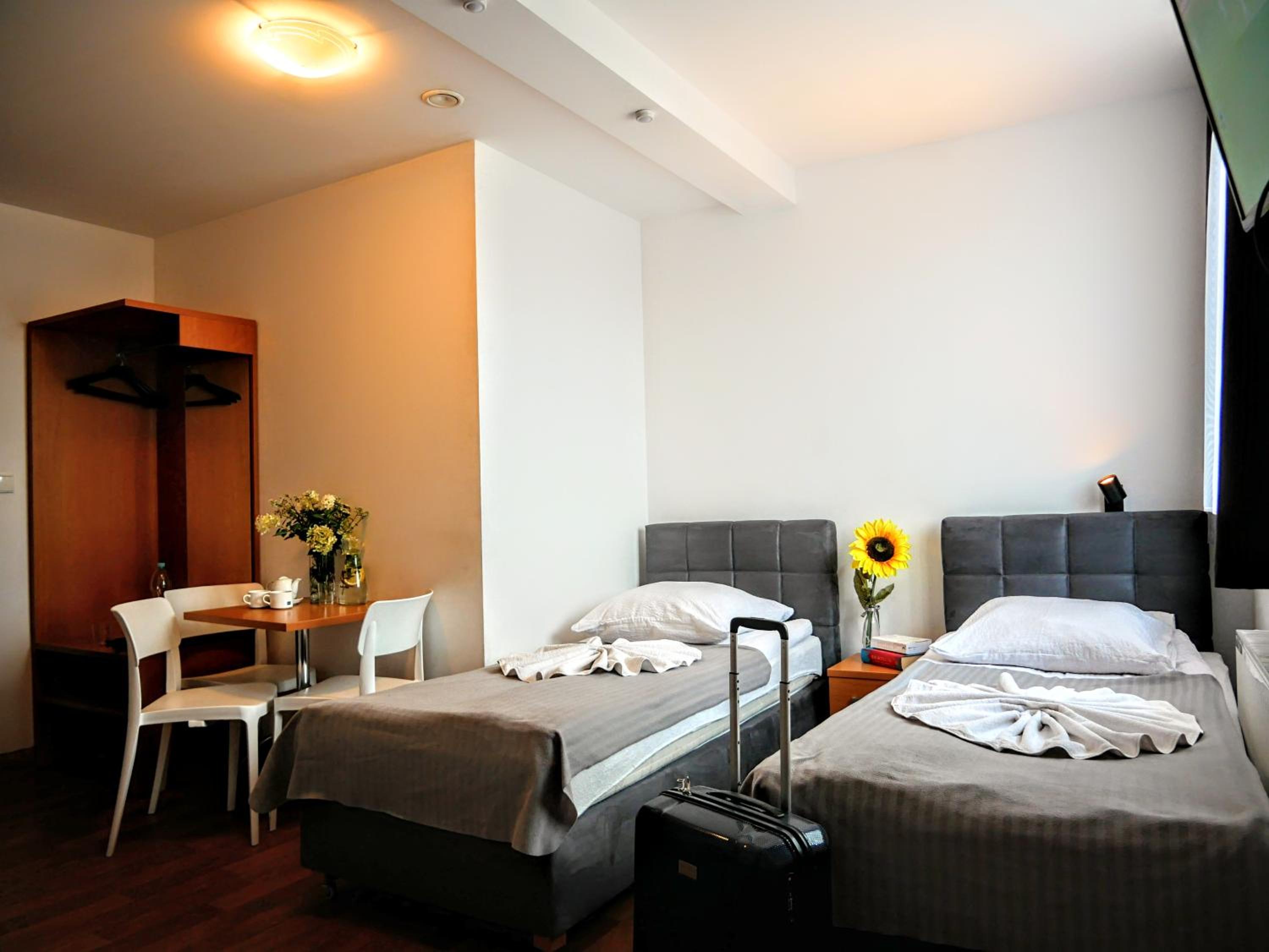 Standard Triple Room with Private Bathroom - Photo 5