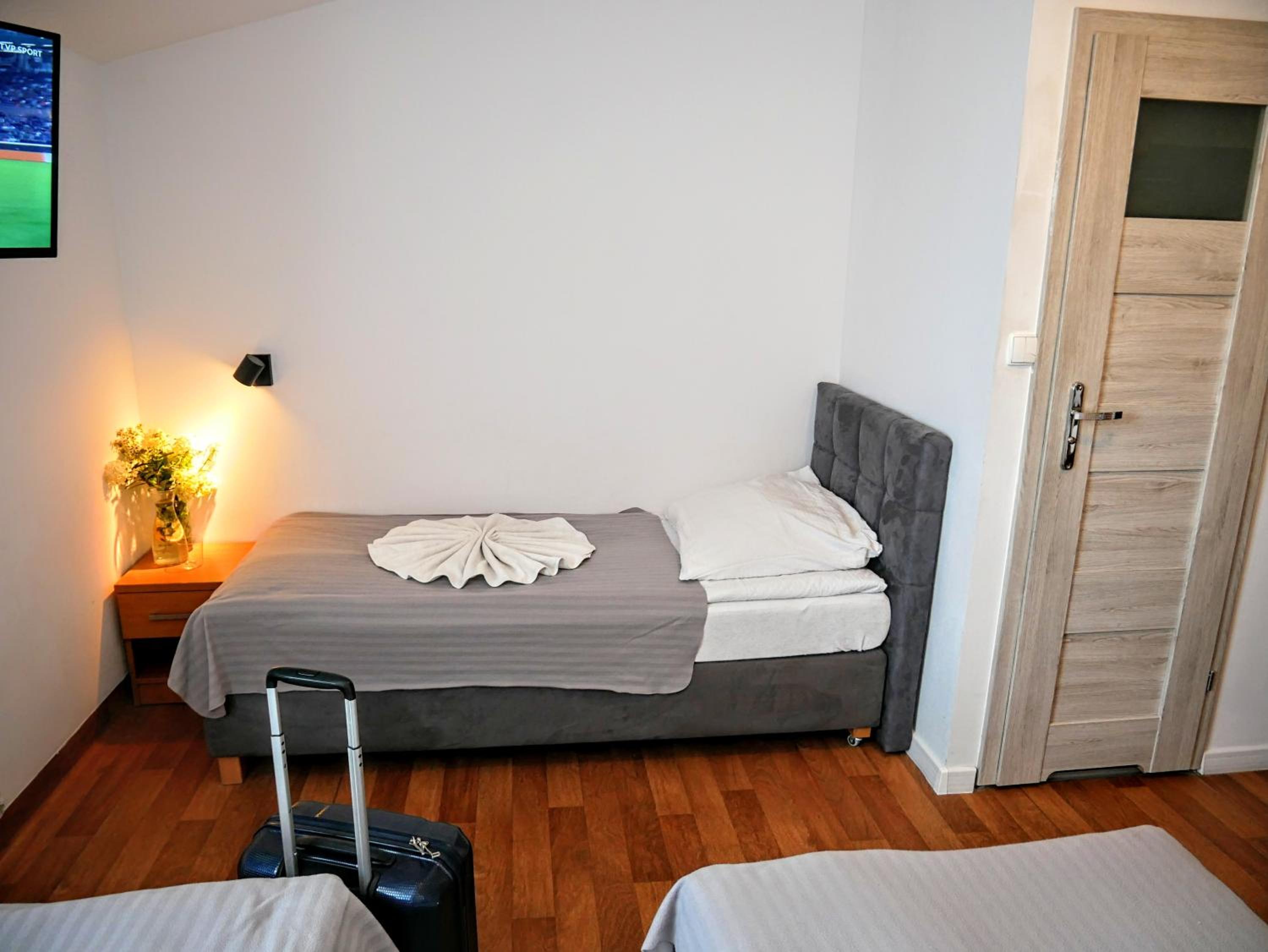 Standard Triple Room with Private Bathroom - Photo 2