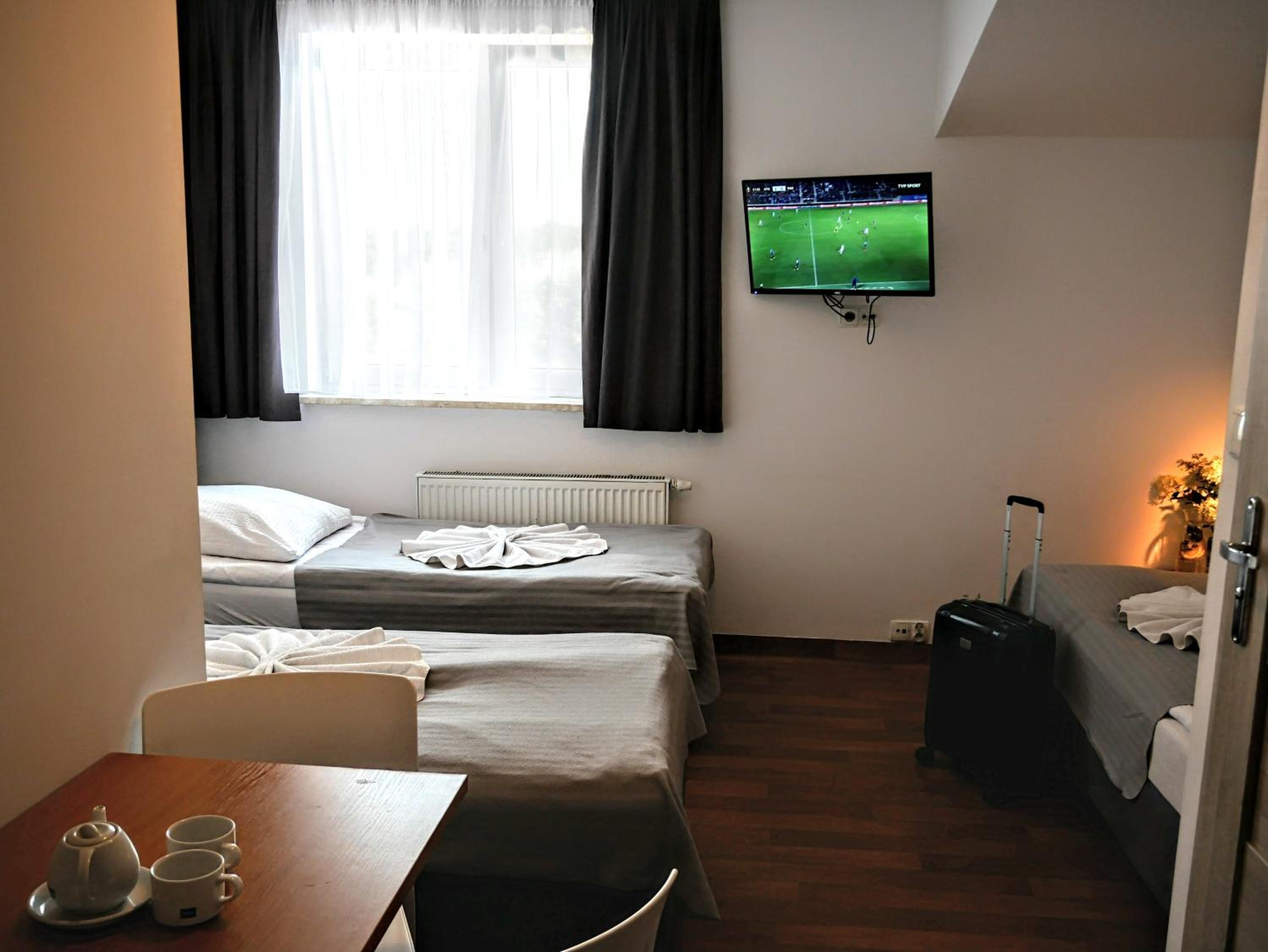Standard Triple Room with Private Bathroom - Photo 4