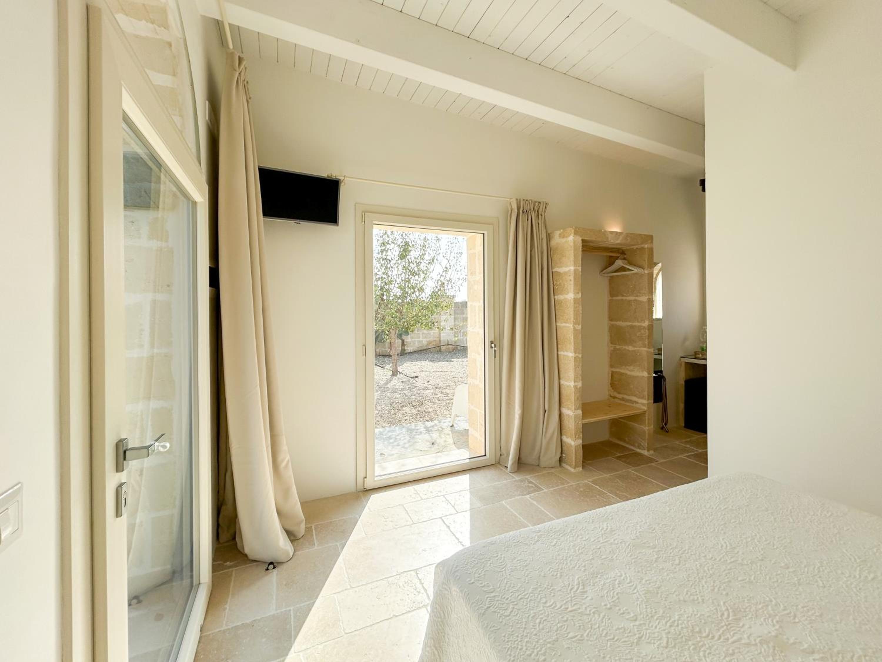 Suite with Hot Tub photo 2