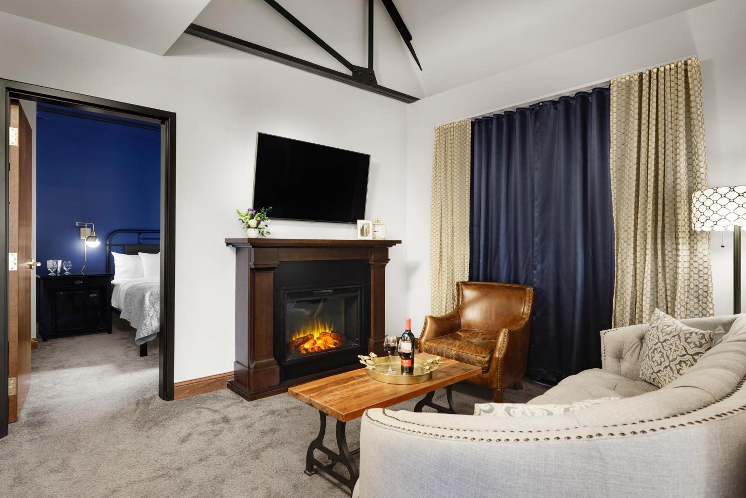Two-Bedroom Suite - Photo 3
