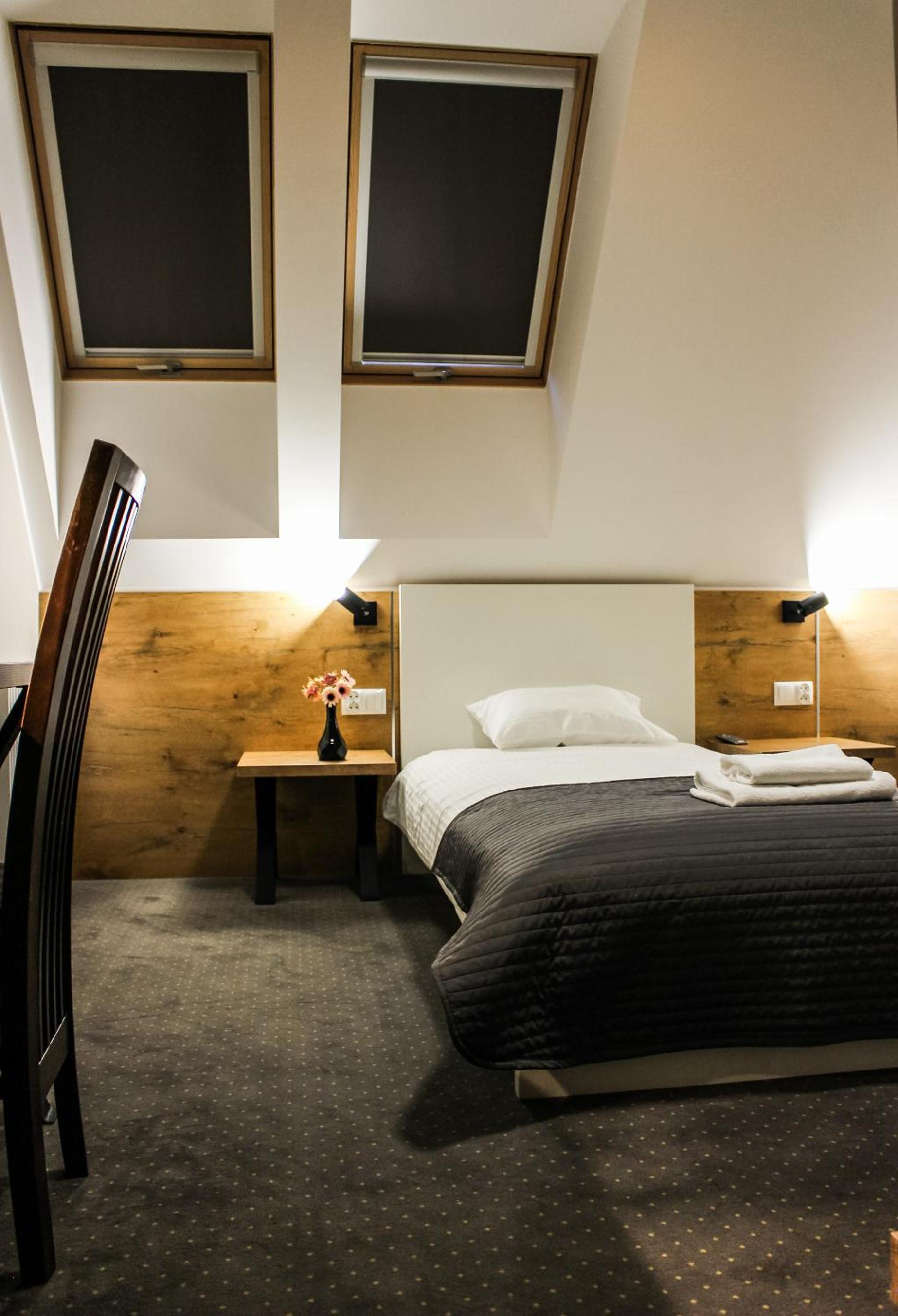 Single Room with Private Bathroom photo 2