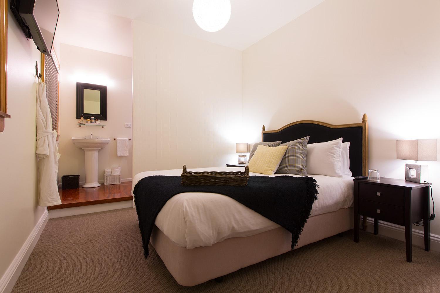 Queen Room with Balcony photo 2