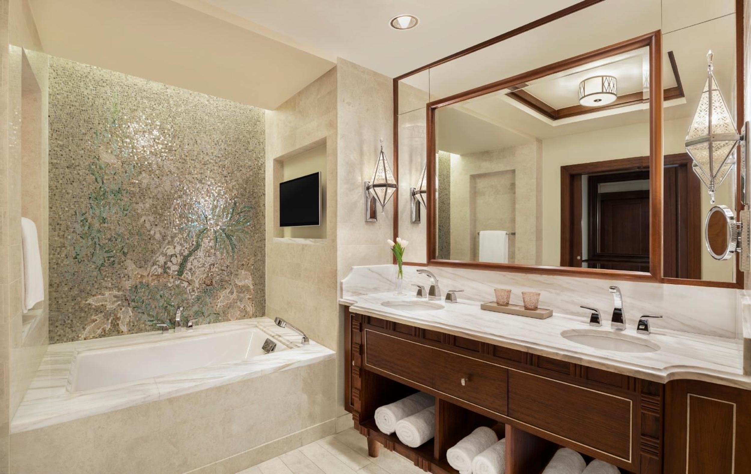 Metropolitan Suite, 1 Bedroom Suite, 1 King, Partial Nile View