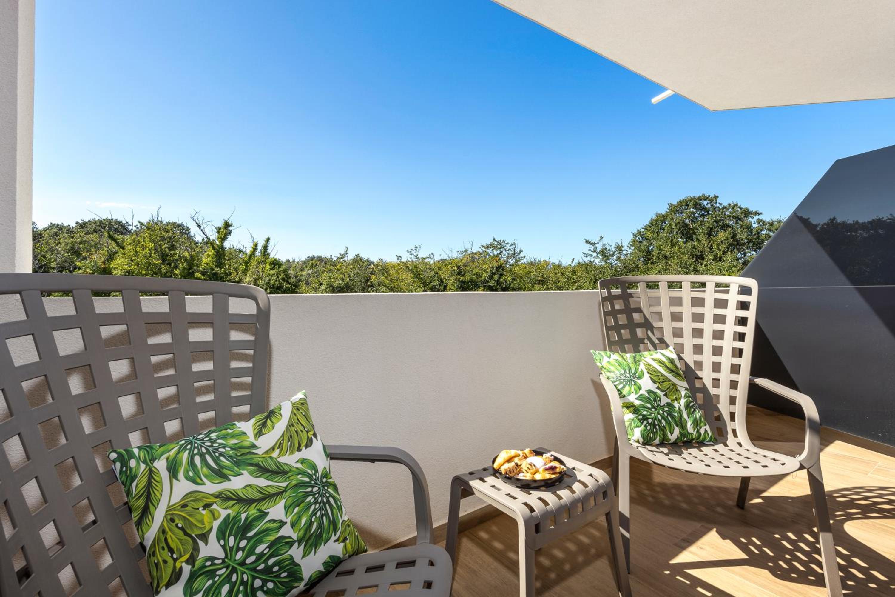 Triple Room with Balcony - Photo 6