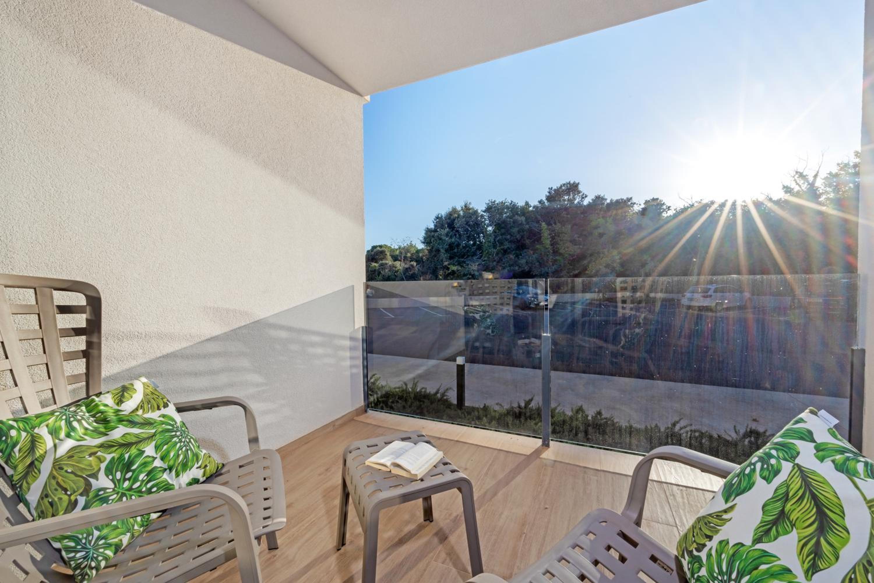 Triple Room with Balcony - Photo 11