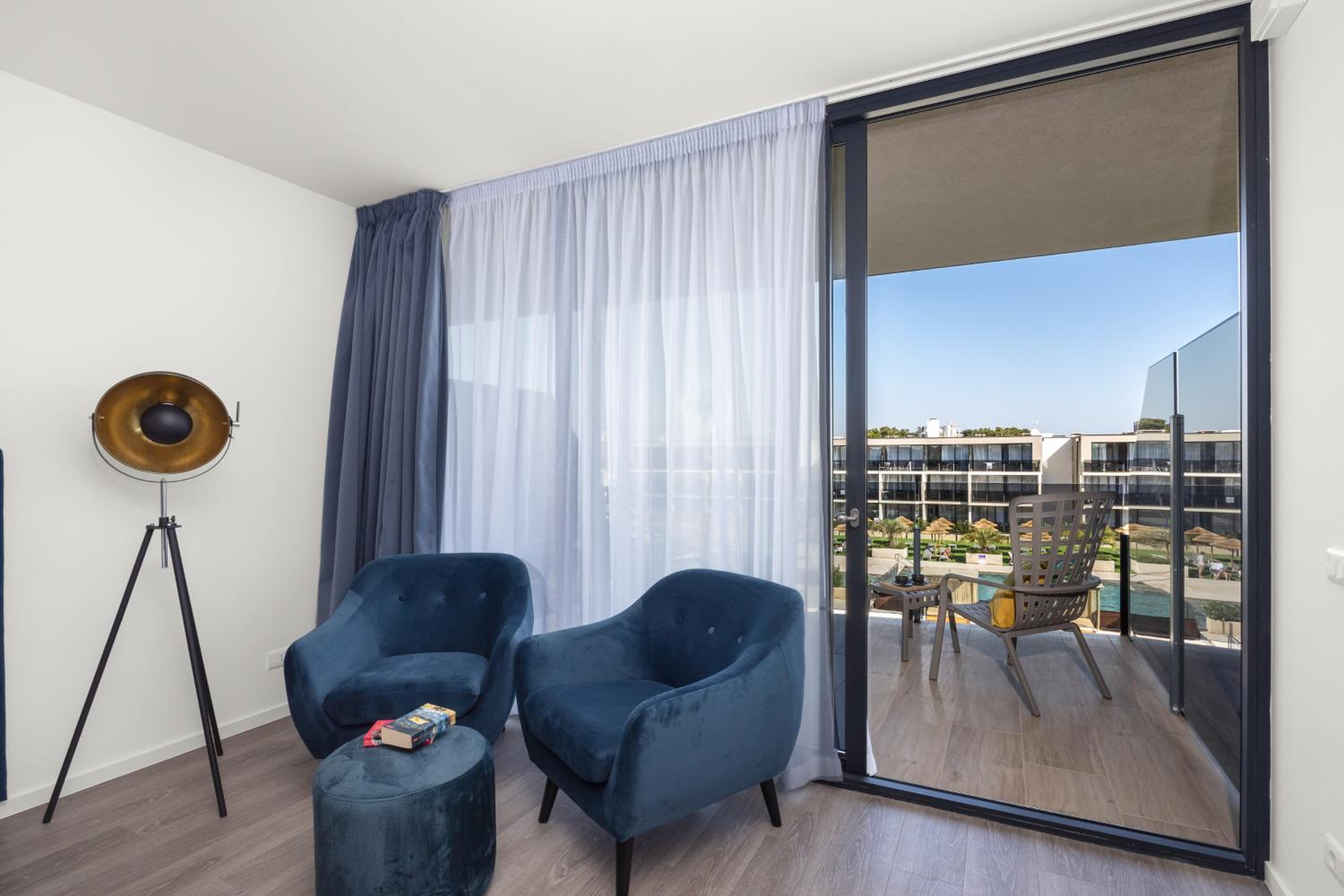 Triple Room with Balcony - Pool Side - Photo 4