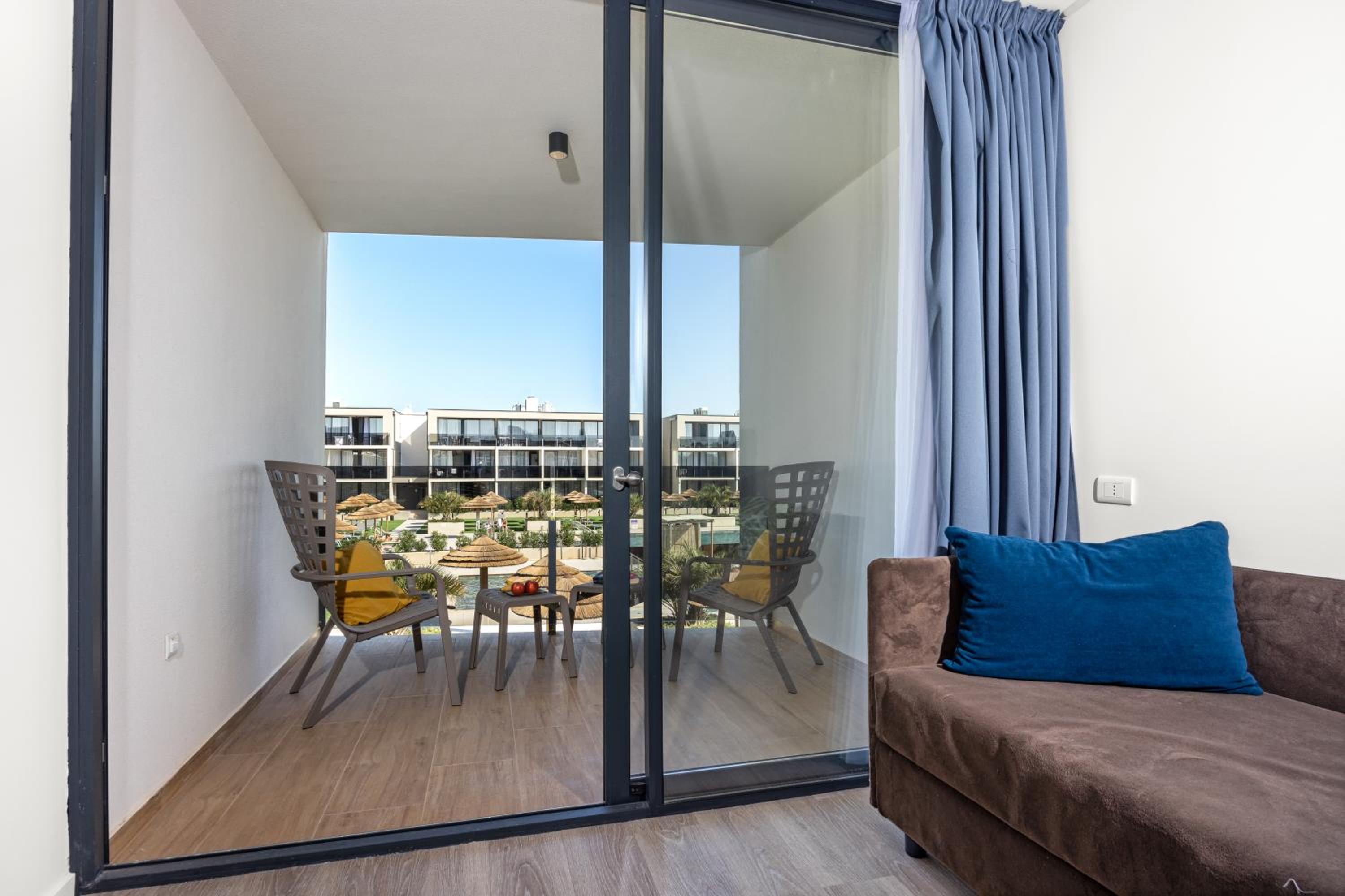 Triple Room with Balcony - Pool Side - Photo 11