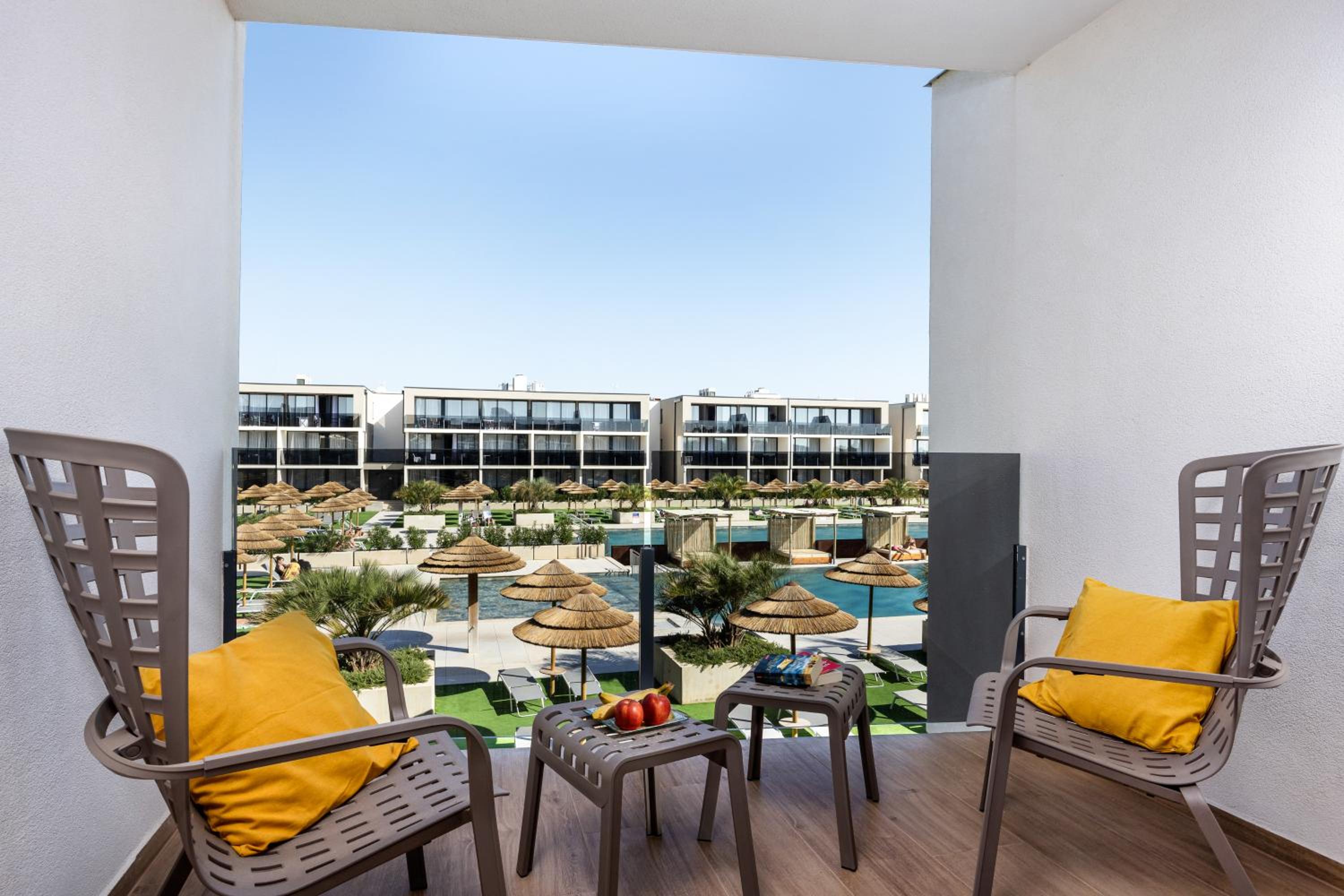 Triple Room with Balcony - Pool Side - Photo 2