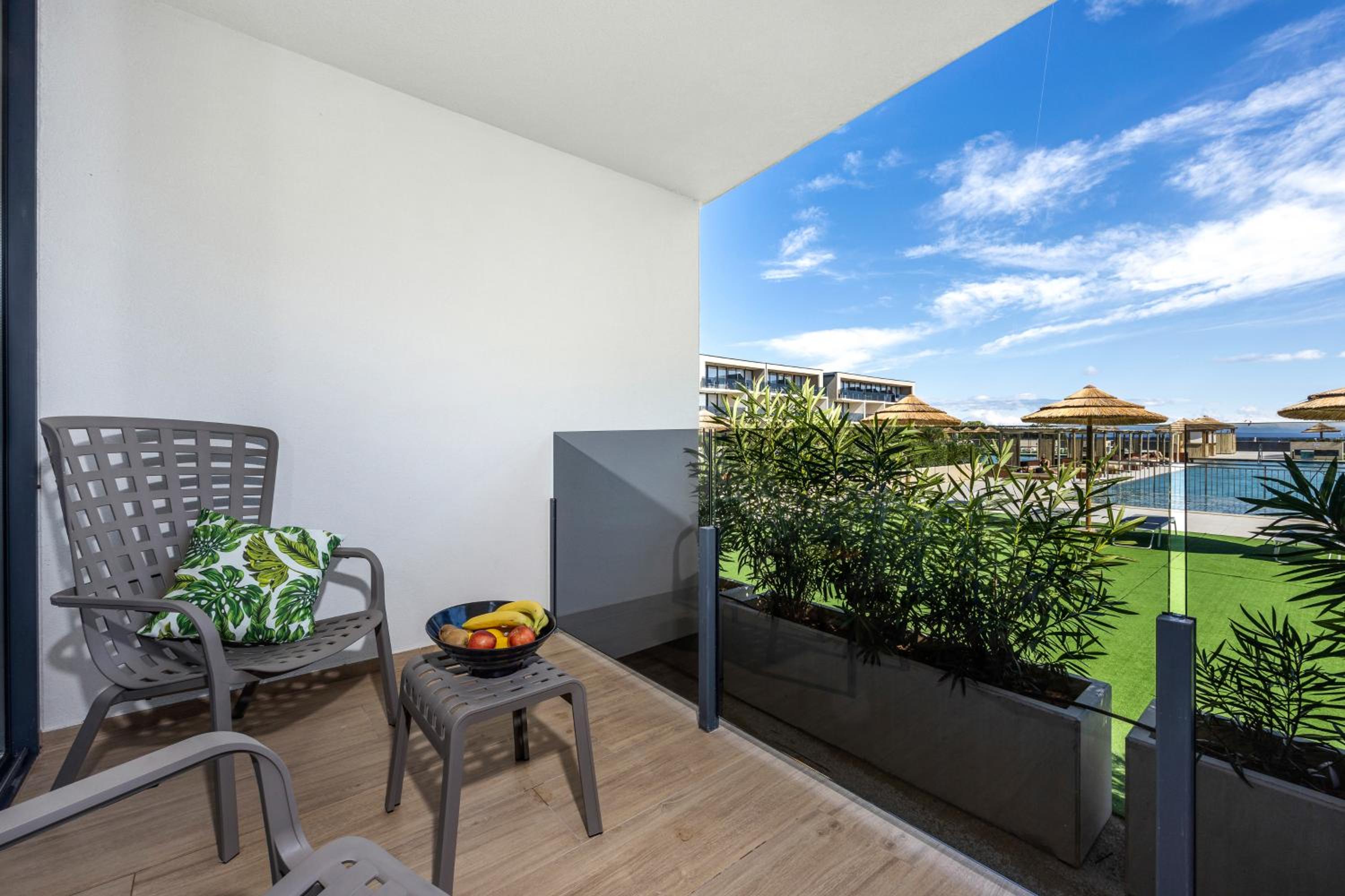 Triple Room with Balcony - Pool Side - Photo 5