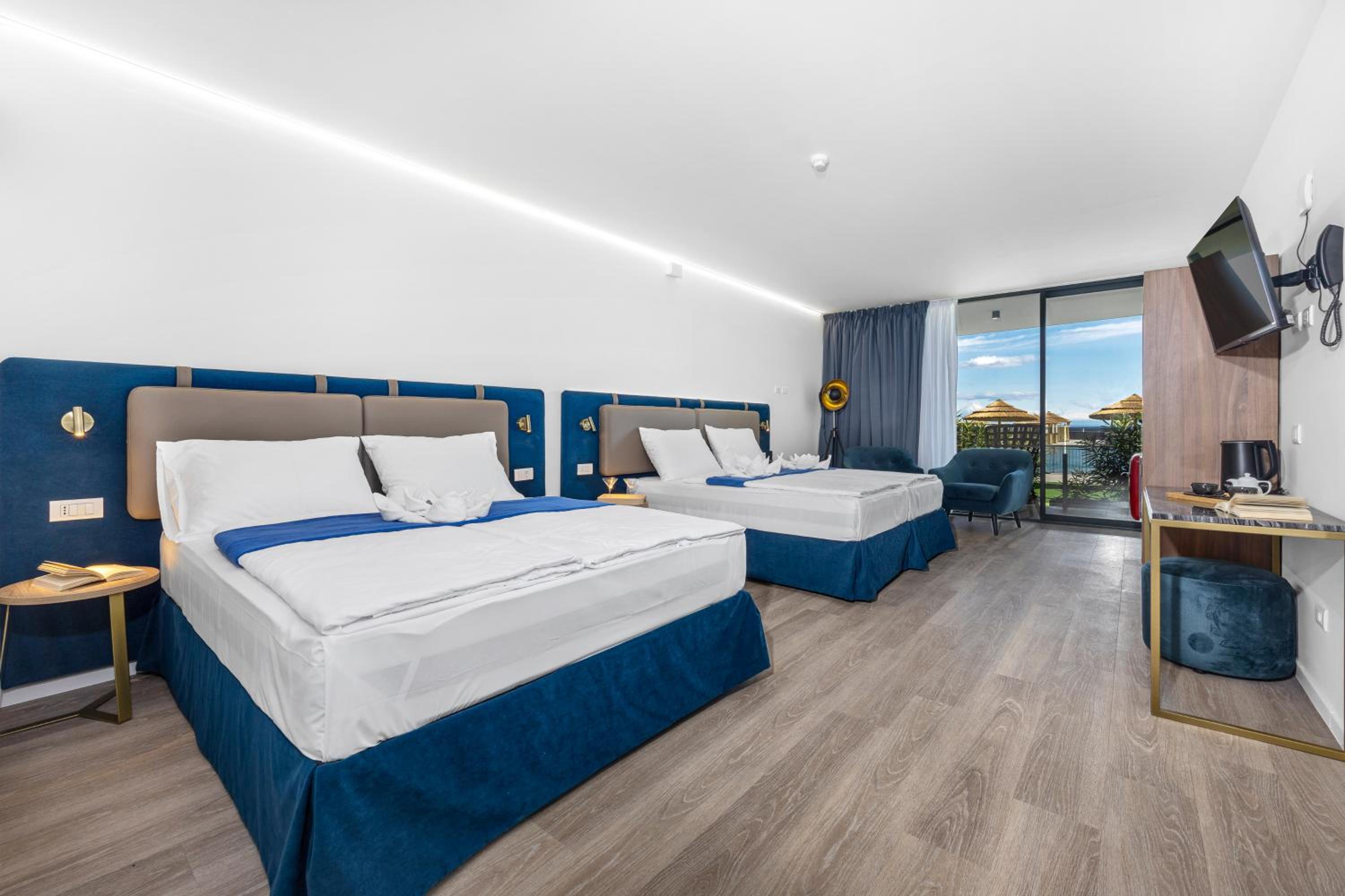Superior Quadruple Room with Balcony - Pool Side  - Photo 4