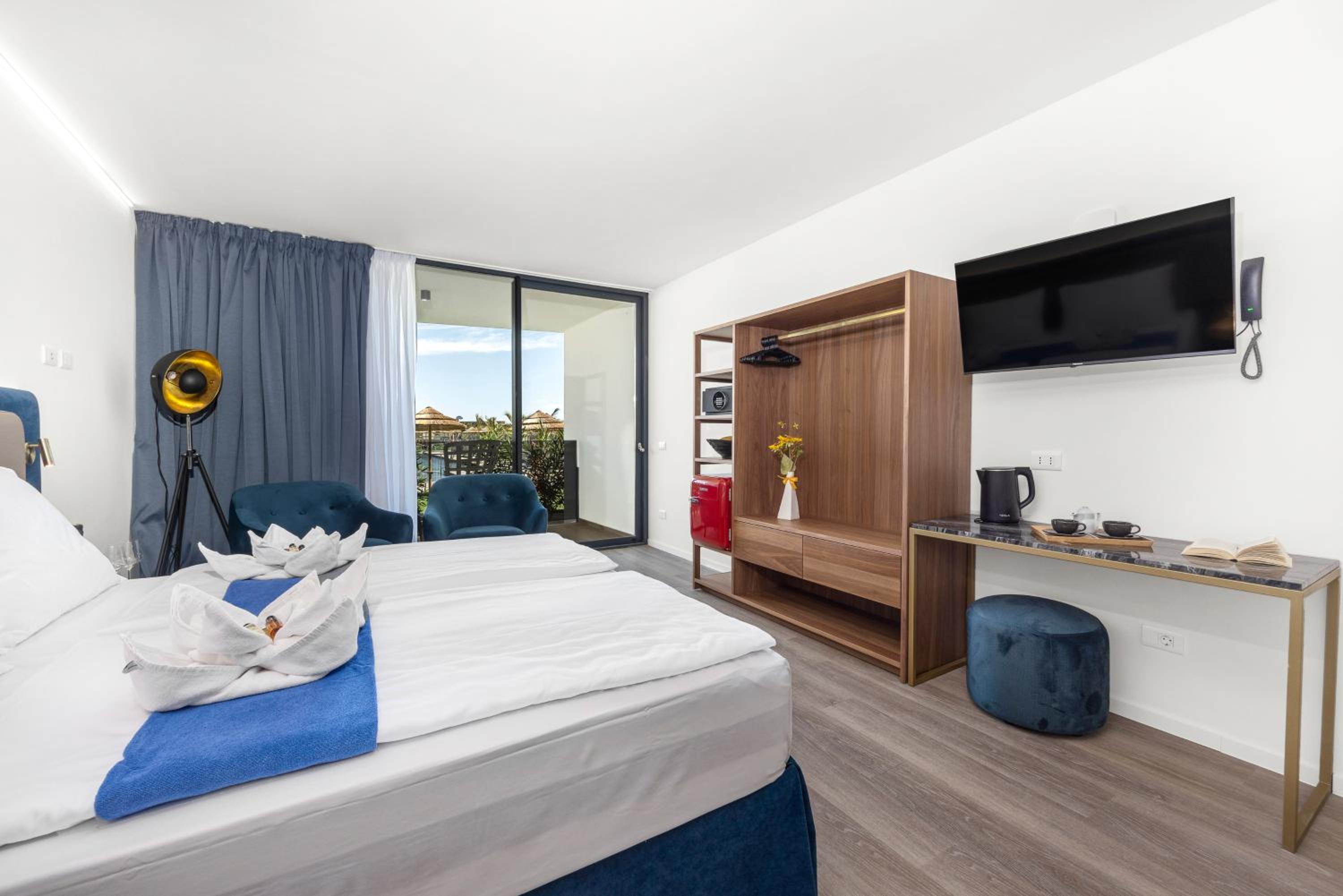 Superior Quadruple Room with Balcony - Pool Side  - Photo 5