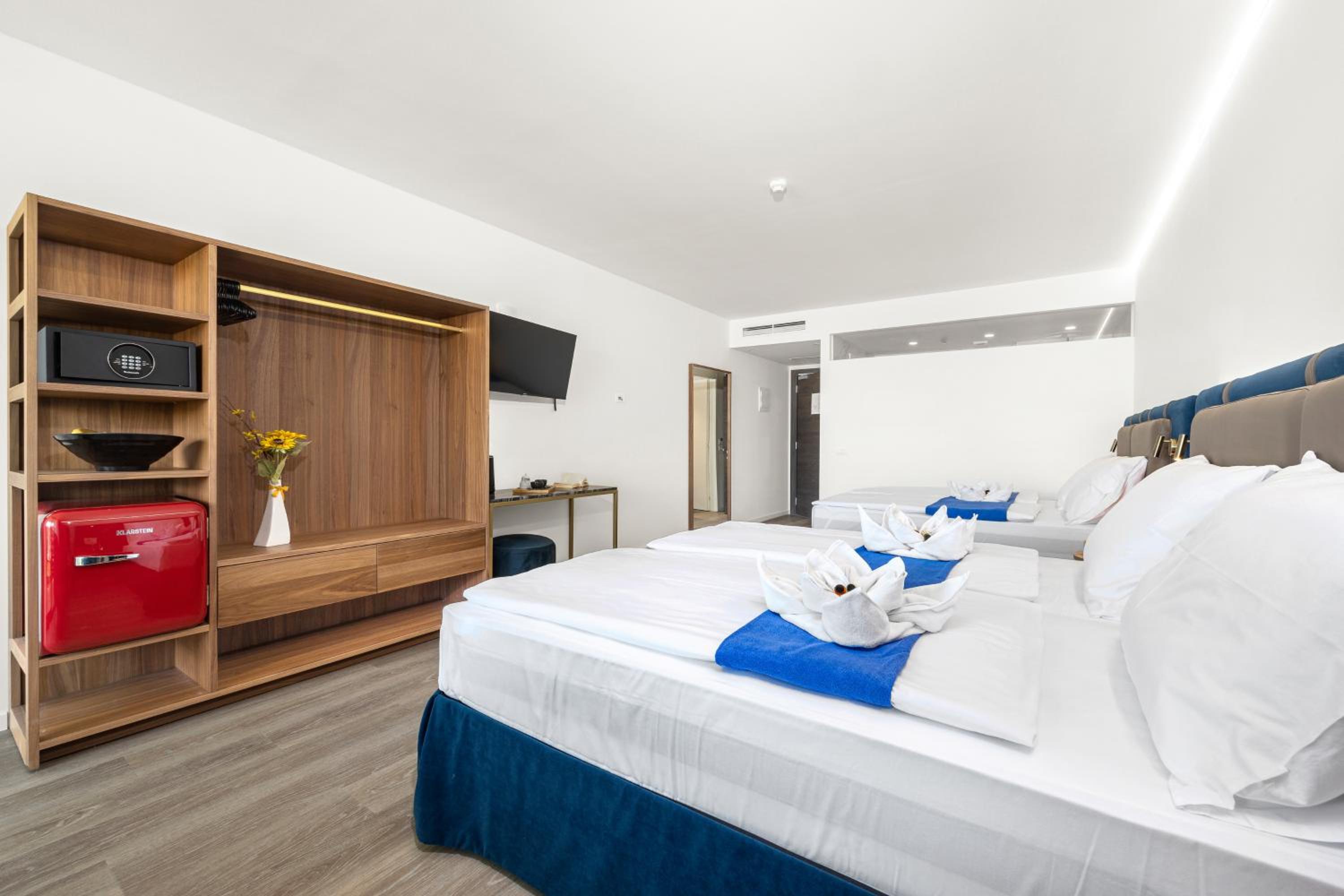 Superior Quadruple Room with Balcony - Pool Side  - Photo 7