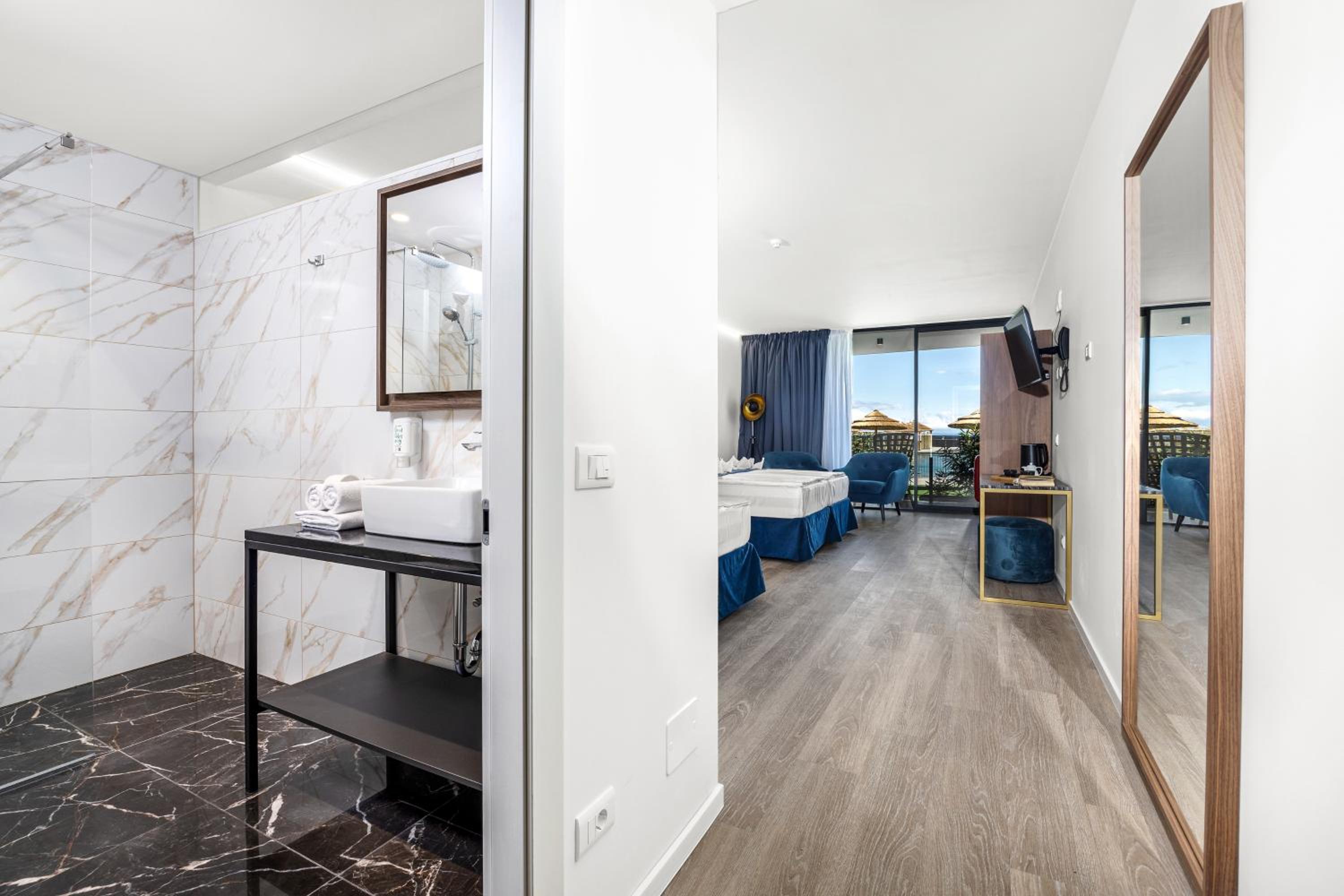 Superior Quadruple Room with Balcony - Pool Side  - Photo 8