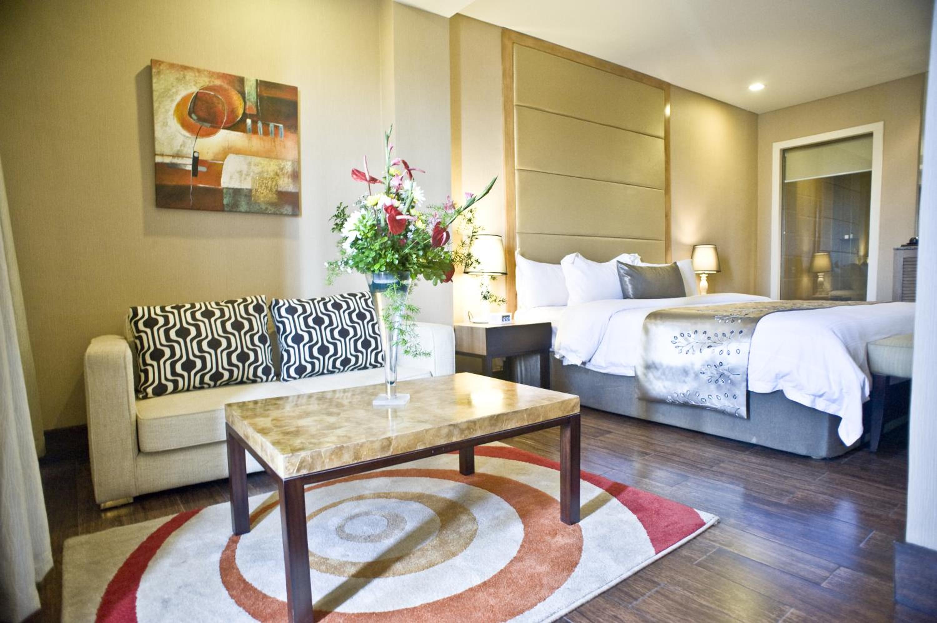 Suite - Photo 1