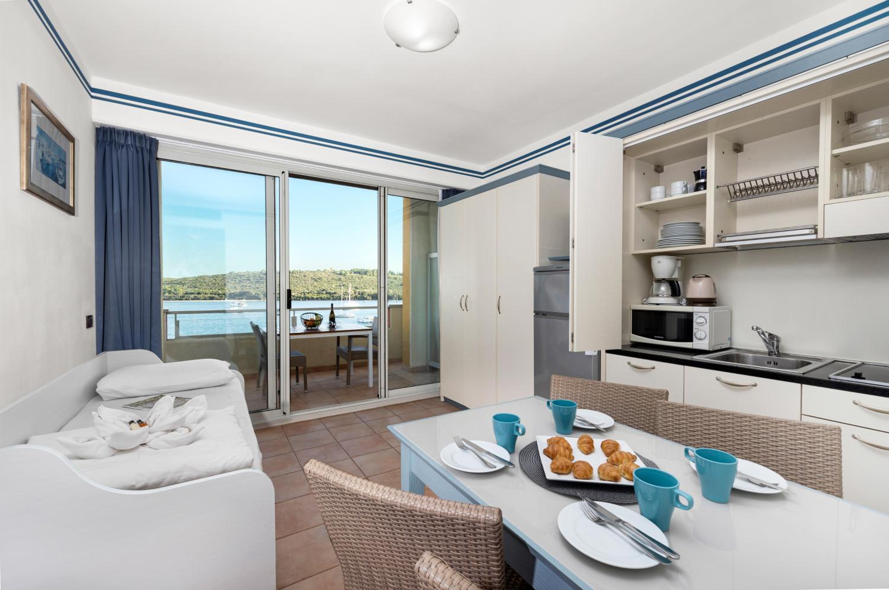 One-Bedroom Apartment with Balcony and Sea View (3 people), photo 6