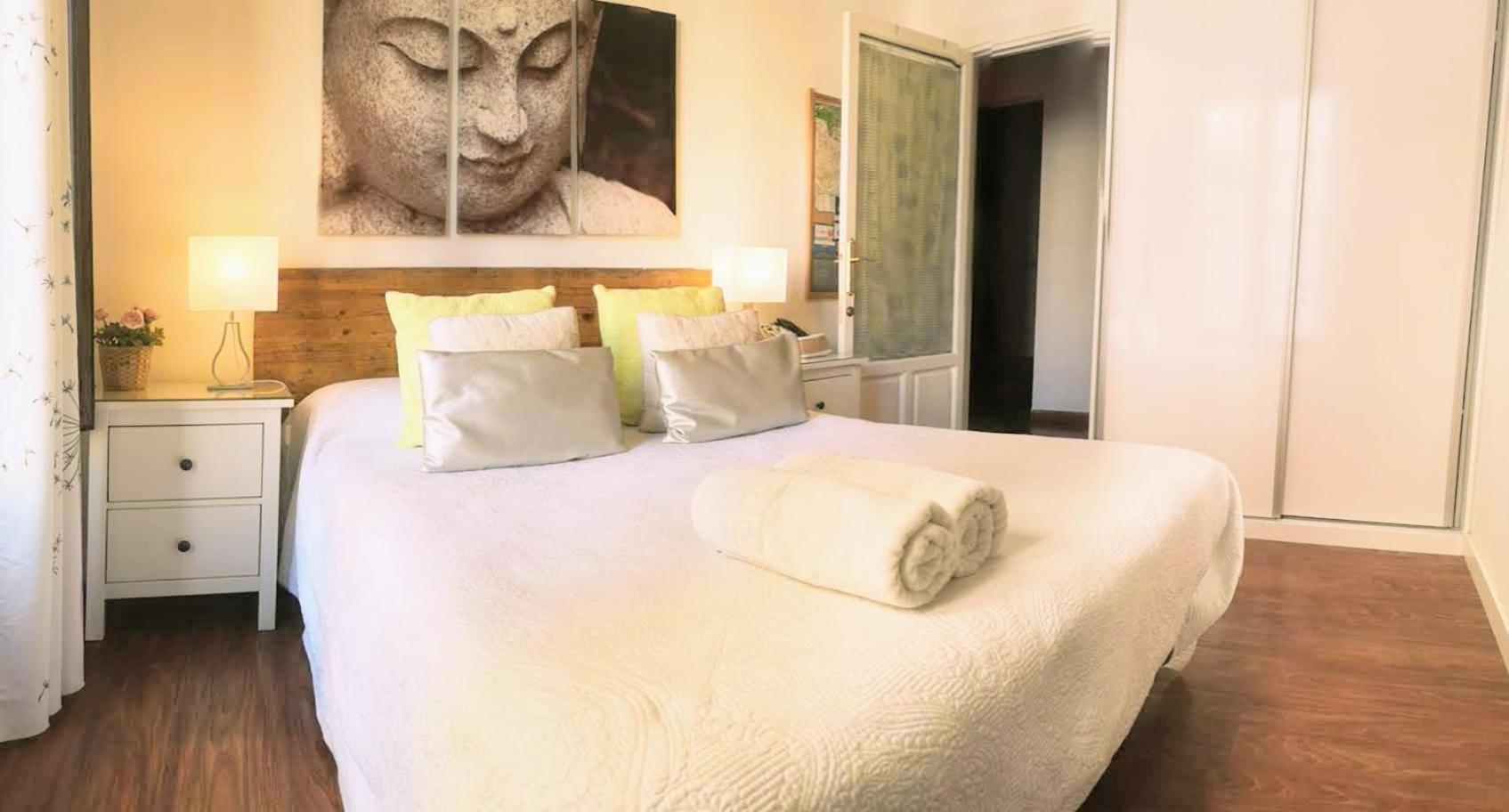 Habitación Doble Deluxe con Balcón y Baño Compartido