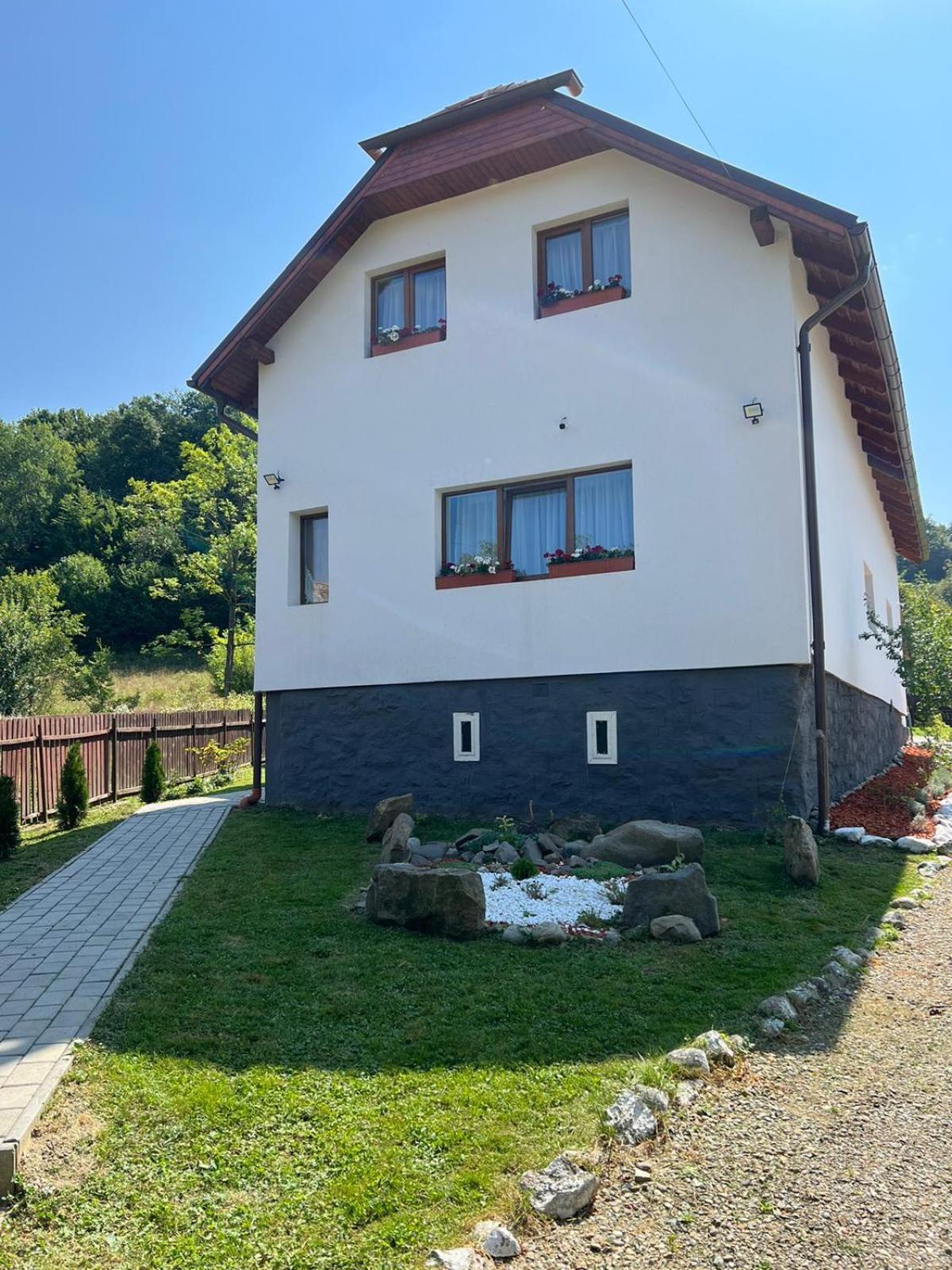 Eight-Bedroom House photo 2