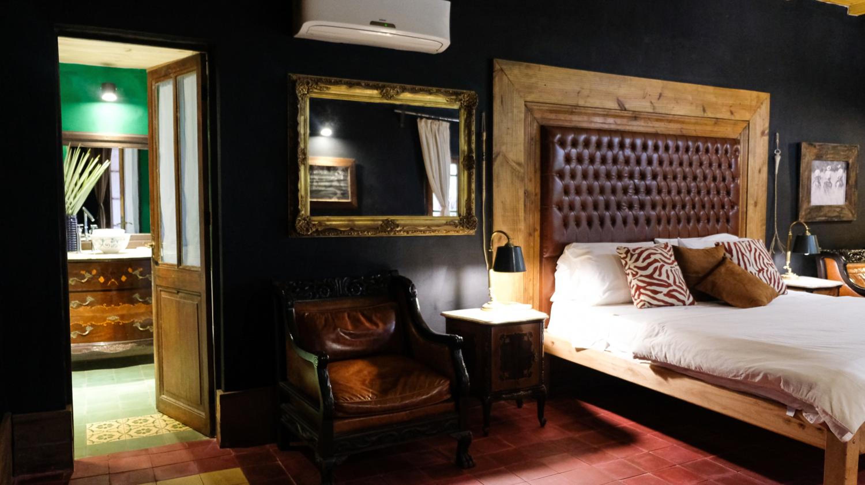 Deluxe King Suite photo 1